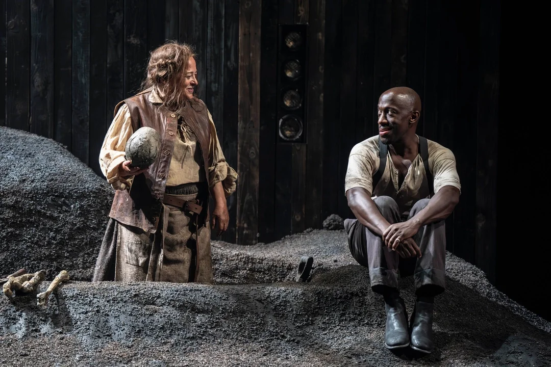 Beatie-Edney-Gravedigger-Giles-Terera-Hamlet-in-Hamlet-at-Chichester-Festival-Theatre-PhotocEllie-Kurttz_154.webp