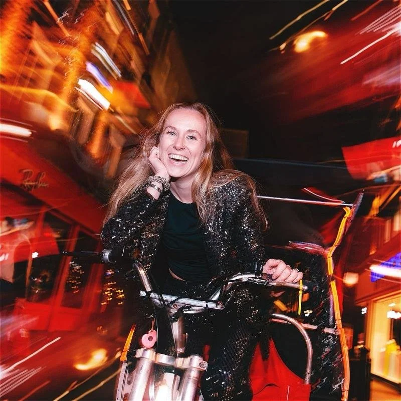 Courtney Büchner: One of the Girls at Pleasance Courtyard Review