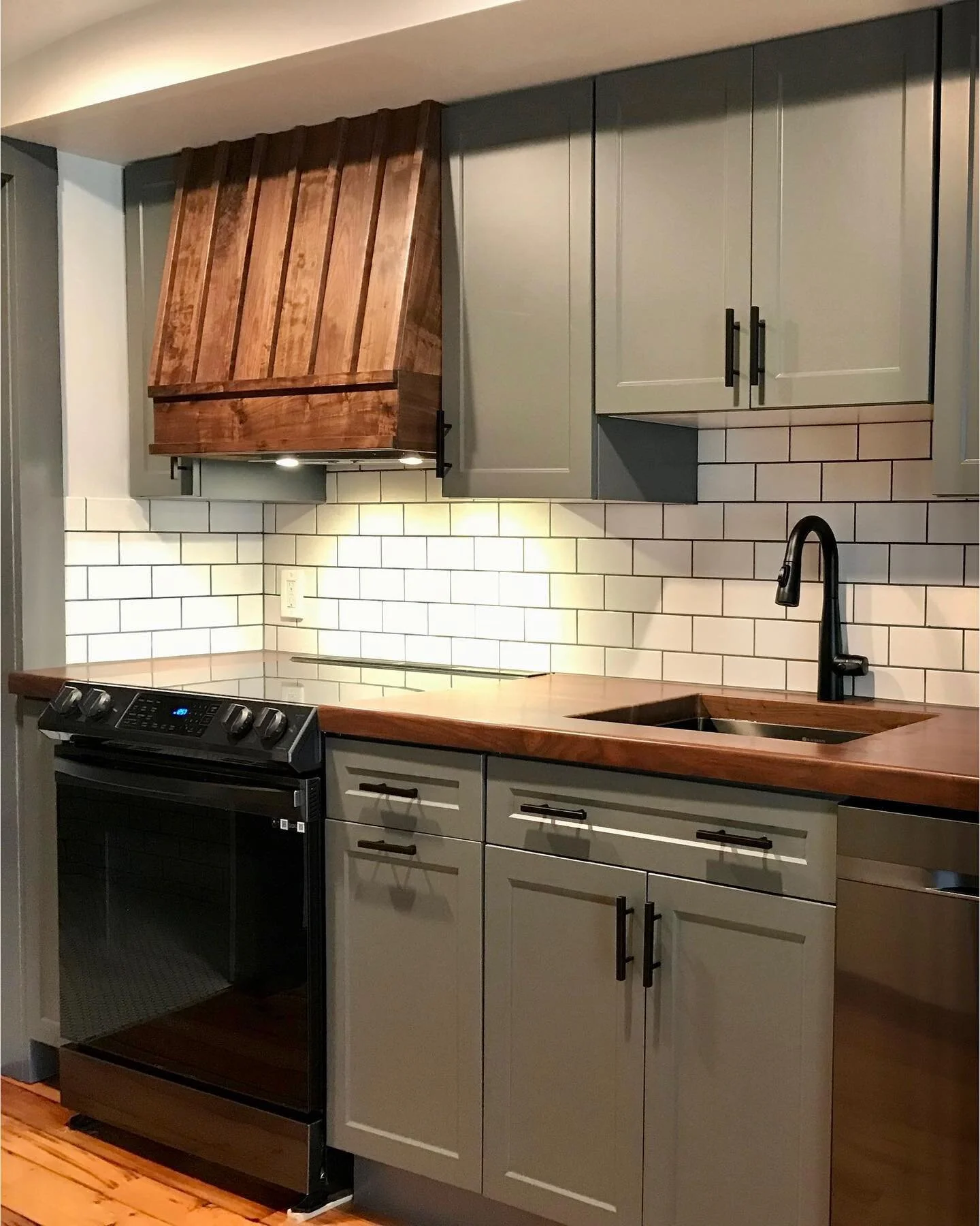 I love getting final pictures from clients! This custom walnut vent hood was a lot of fun to make and turned out pretty sweet 🤌