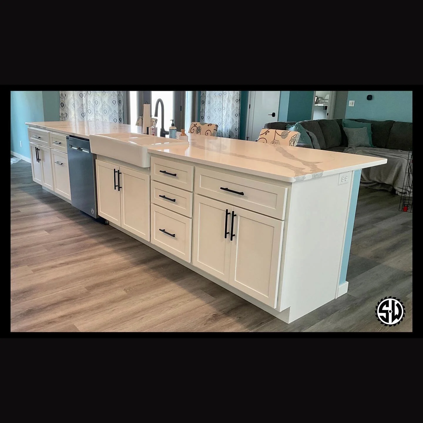 Custom &ldquo;Shaker Style&rdquo; kitchen cabinets with a farmhouse sink and custom full extension drawers. Specs down below ⬇️⁣
⁣
- Hard maple dovetailed drawer boxes (5/8&rdquo; thick)⁣
- Full extension under mount soft close drawer slides (75 lb. 