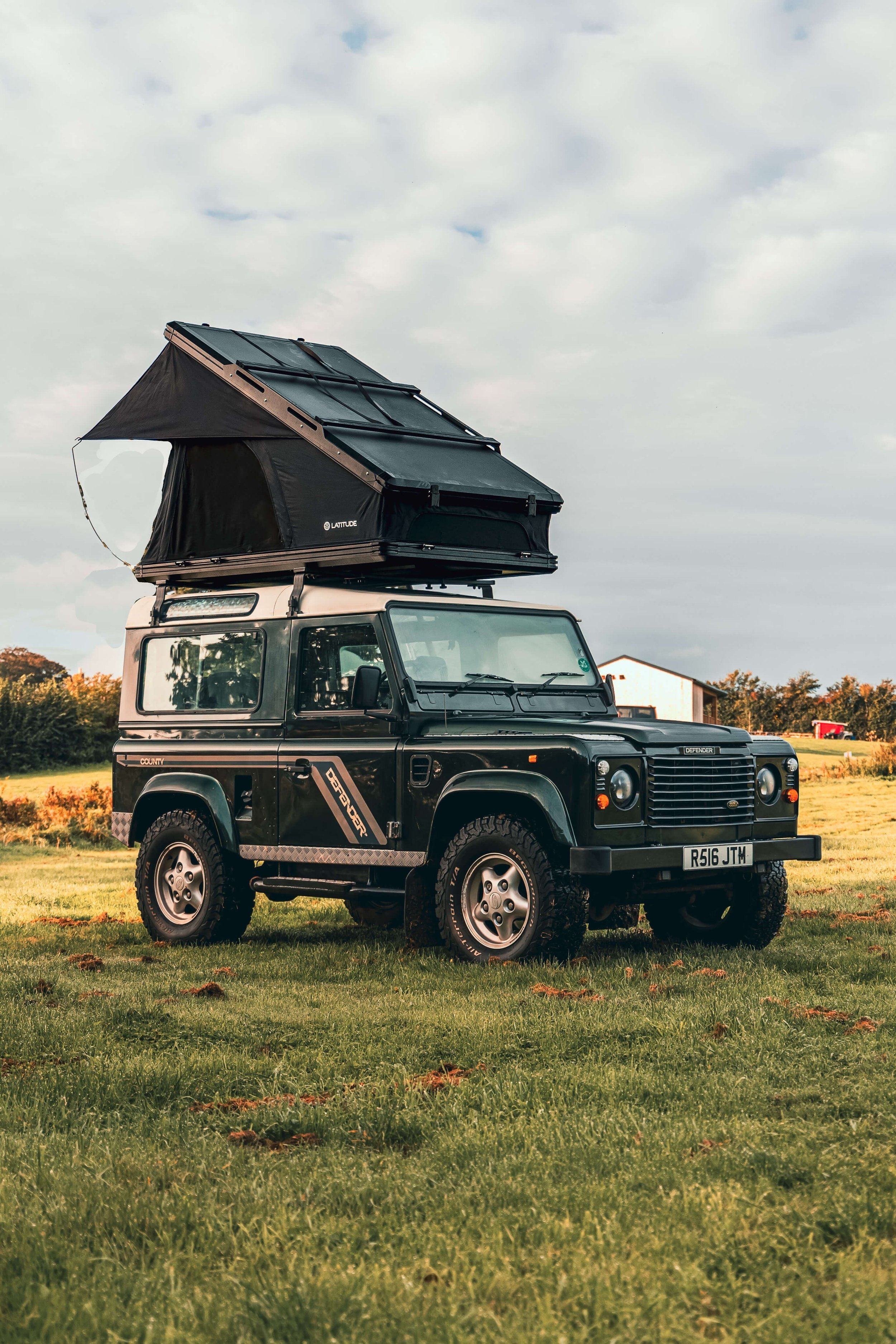Roof tent on a land rover