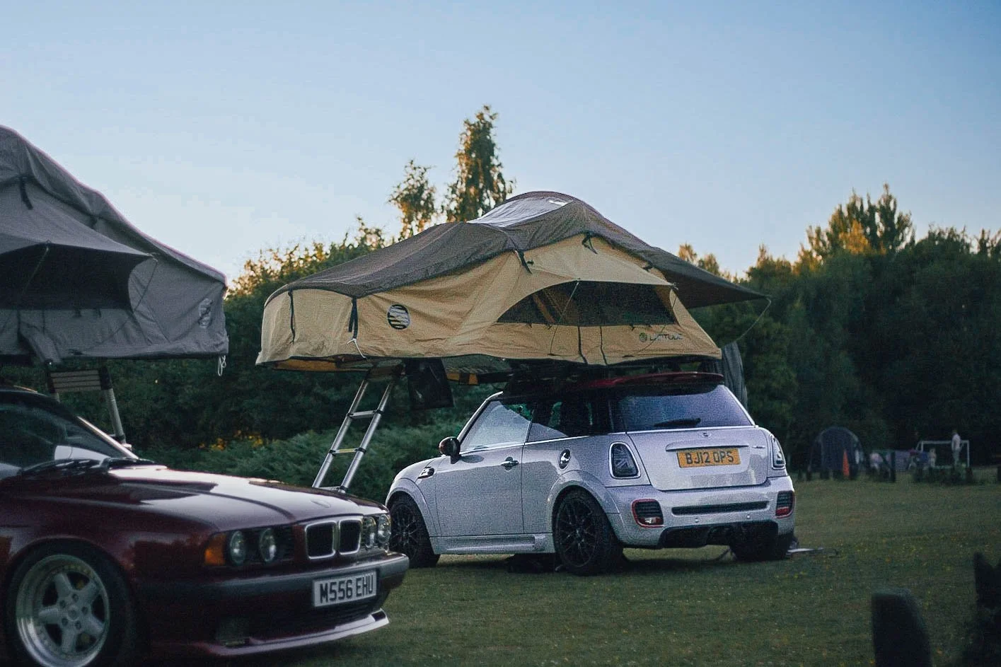 roof tent on car khaki 4.jpg
