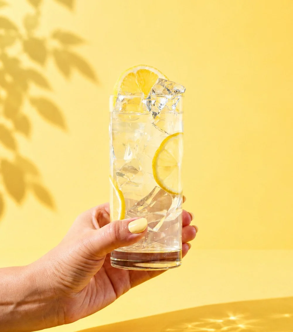 färdigblandad cocktail serverad över is i glas med citron