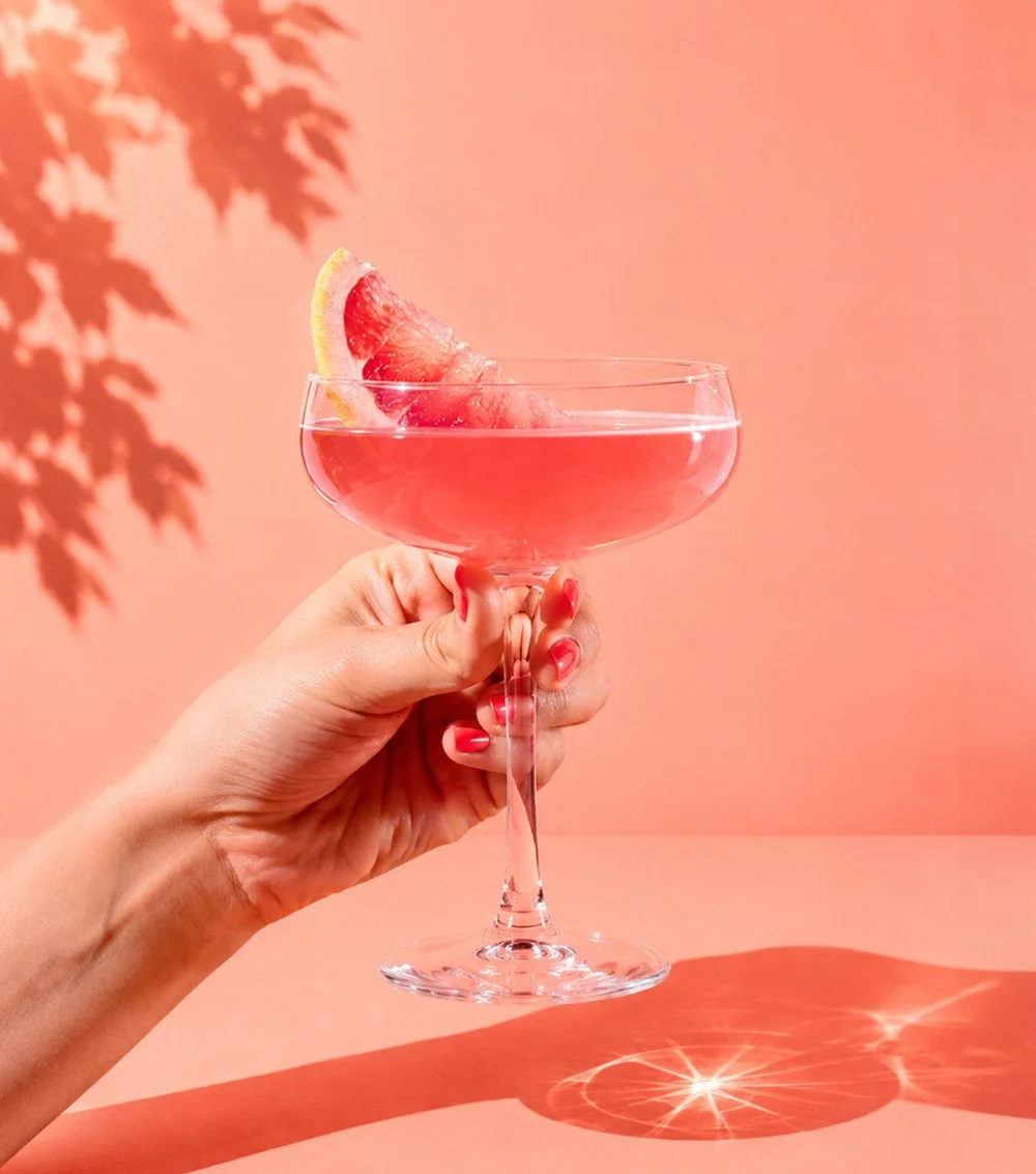 färdigblandad cocktail skakad med is och serverad i cocktailglas