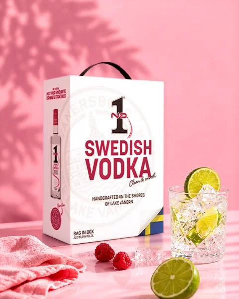 No.1 Swedish Premium Vodka bag in box med vodkadrink, lime och hallon på rosa bakgrund.