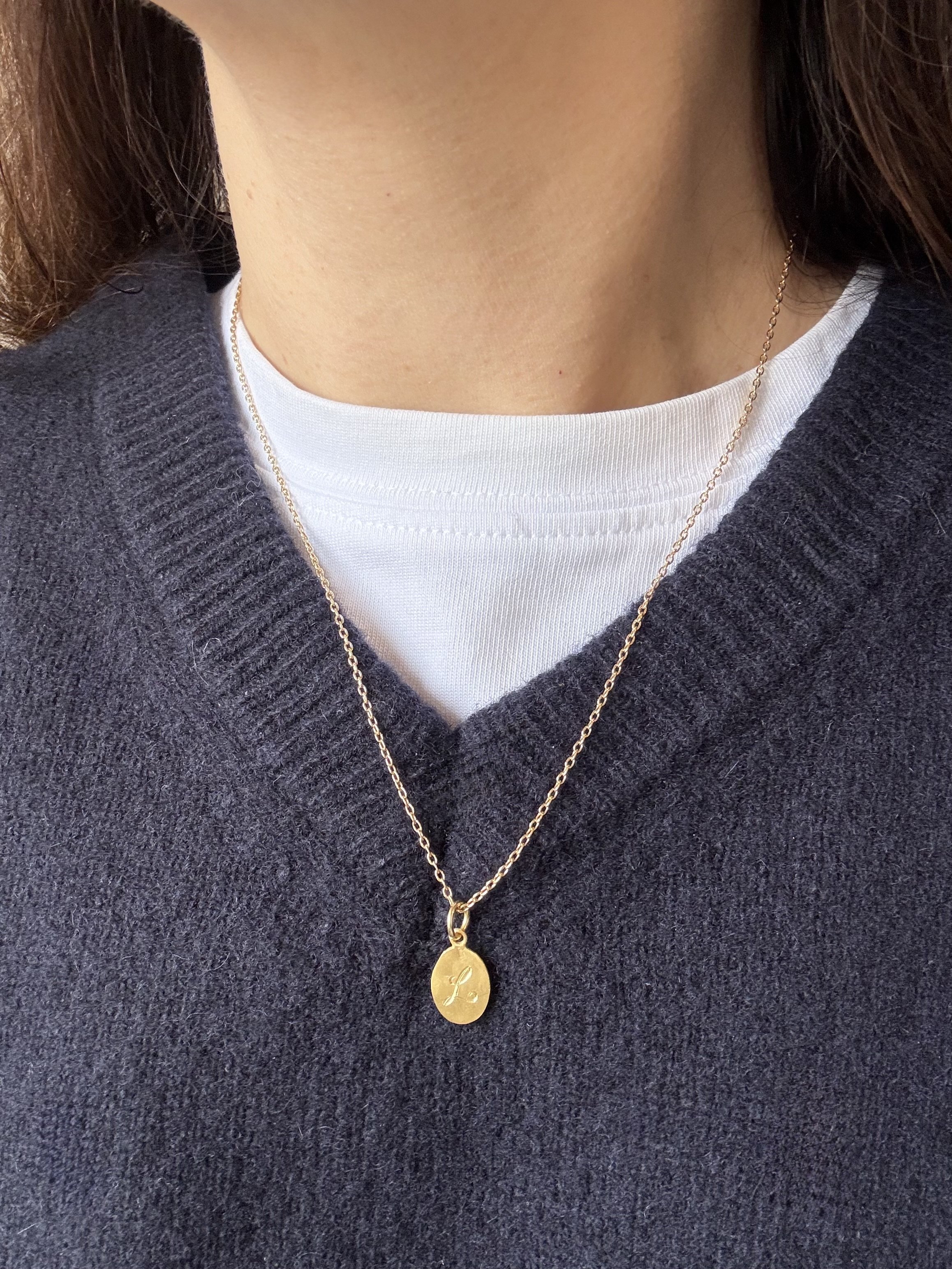 Medallita ovalada personalizable ORO 18 quilates