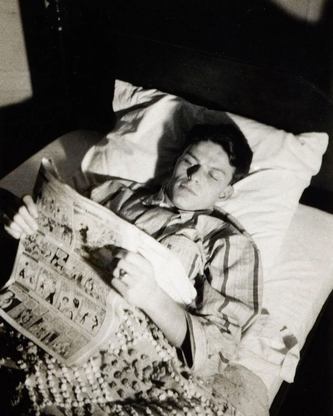 Frank Sinatra reads the paper.

#franksinatra #photography