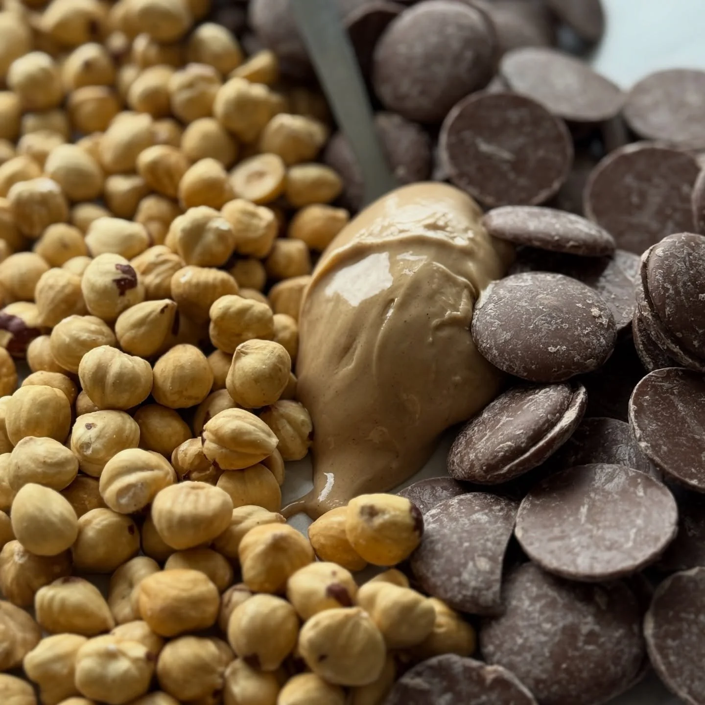 🍪🌰 Milk chocolate Hazelnut 🌰🍪

Large belgian chocolate chunks, roasted hazelnuts, and a &ldquo;Bueno&rdquo; creme fillings. 

Available at all upcoming markets and via Milk Club (from tomorrow). 

For a limited time only! 

#cookies #hazelnut #ha