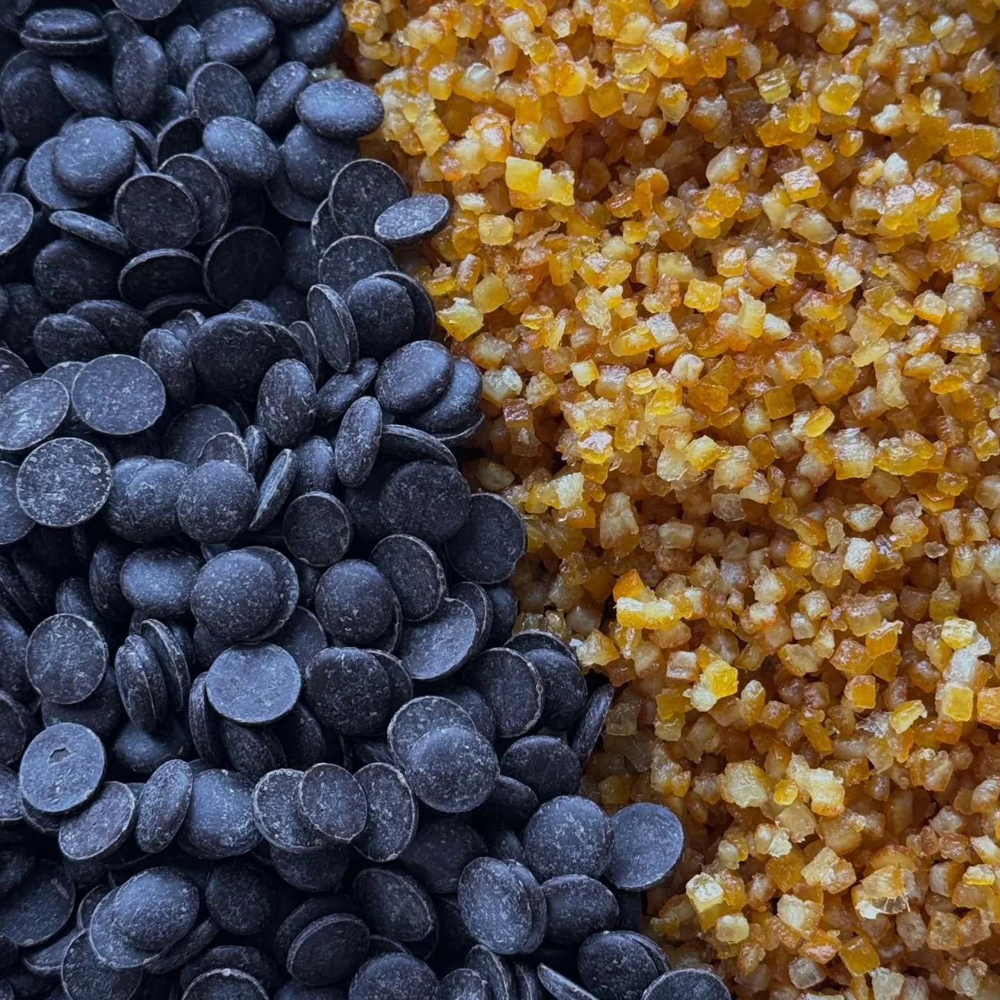 🍪🍊 Dark Chocolate Orange 🍊🍪 

Dark Belgian chocolate, candied orange peel, stuffed with homemade orange marmalade. 

Available at all upcoming markets and via Milk Club (from tomorrow).

For a limited time only!

#cookies #orange #darkchocoorange