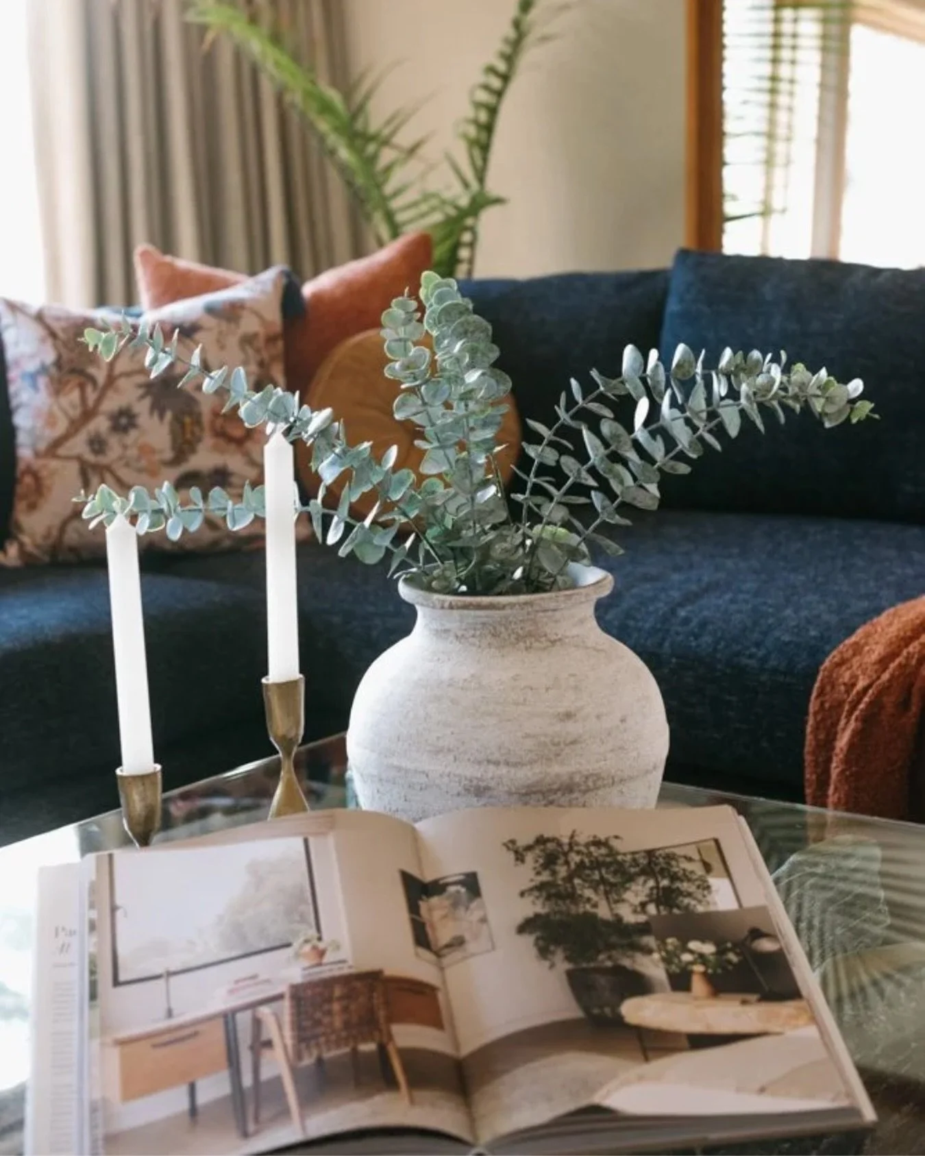 Decor and accessories are what take a space from &ldquo;nice&rdquo; to finished ✨
When styling your coffee table, balance is everything. Think about varying heights (a tall vase, medium candle, low tray), layering textures (stone, wood, ceramics), an