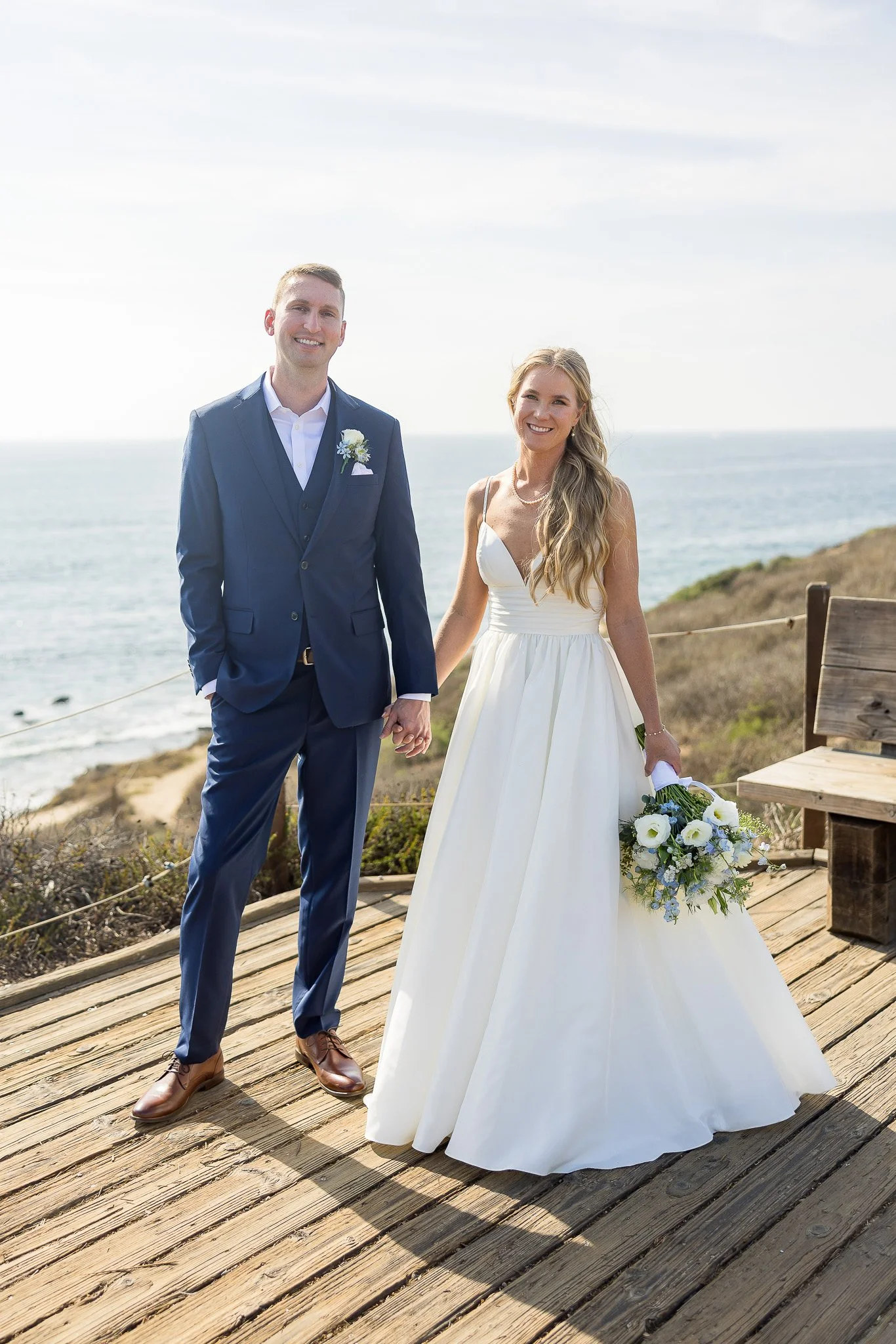 easy-unawkward-wedding-pose-loose-lean-oc-1.jpg