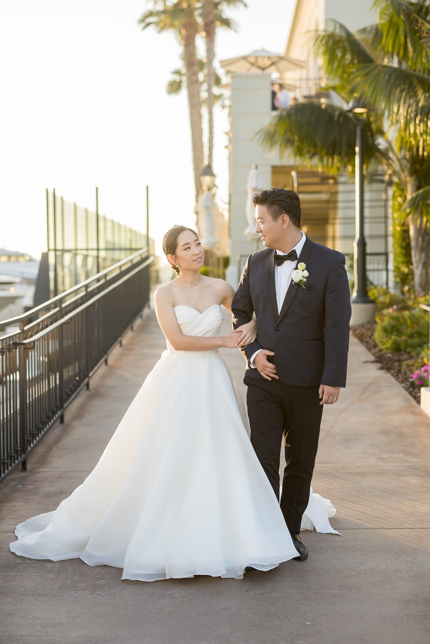 How to Pose Naturally for Wedding Photos