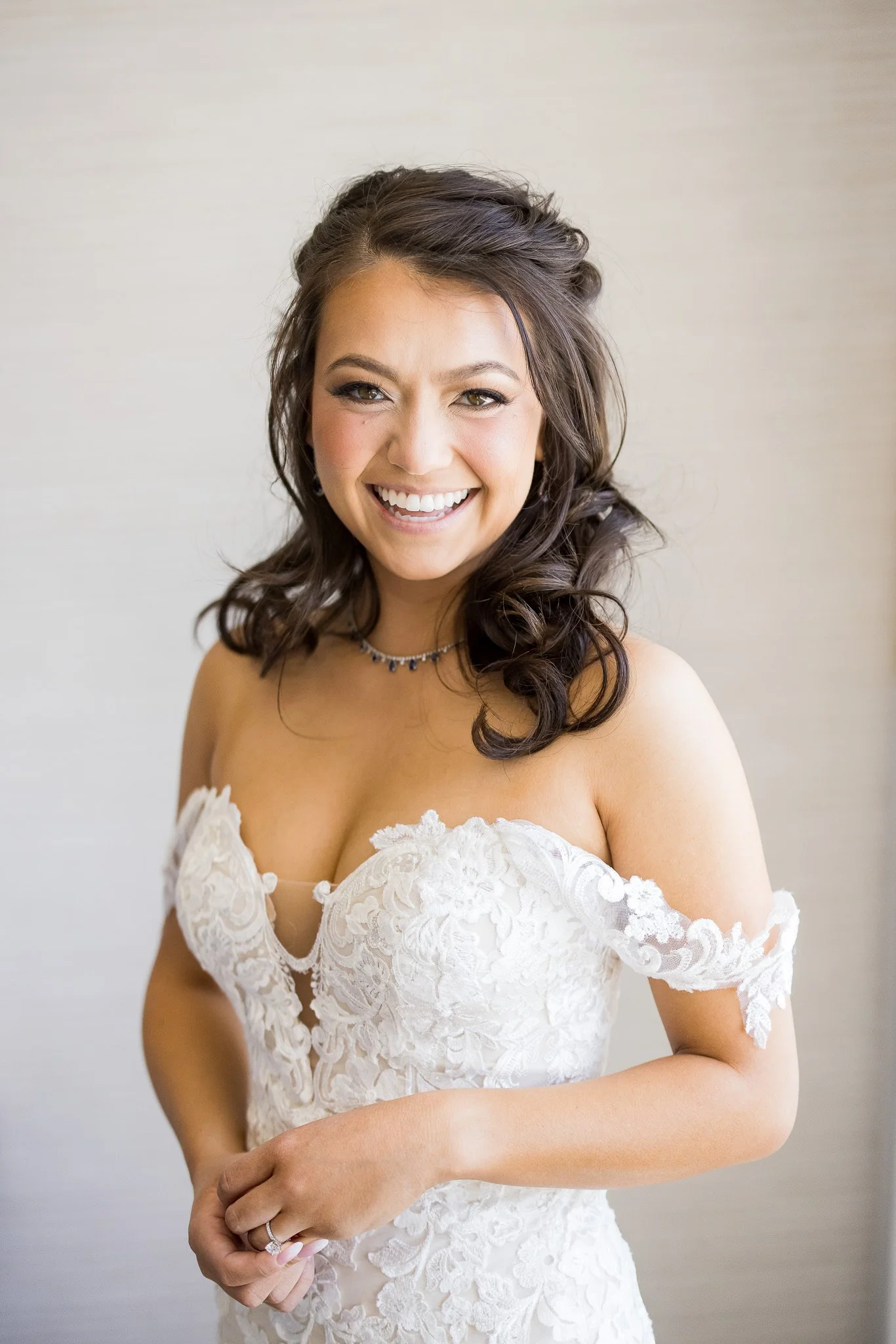 what-to-do-with-hands-wedding-photos-1.jpg