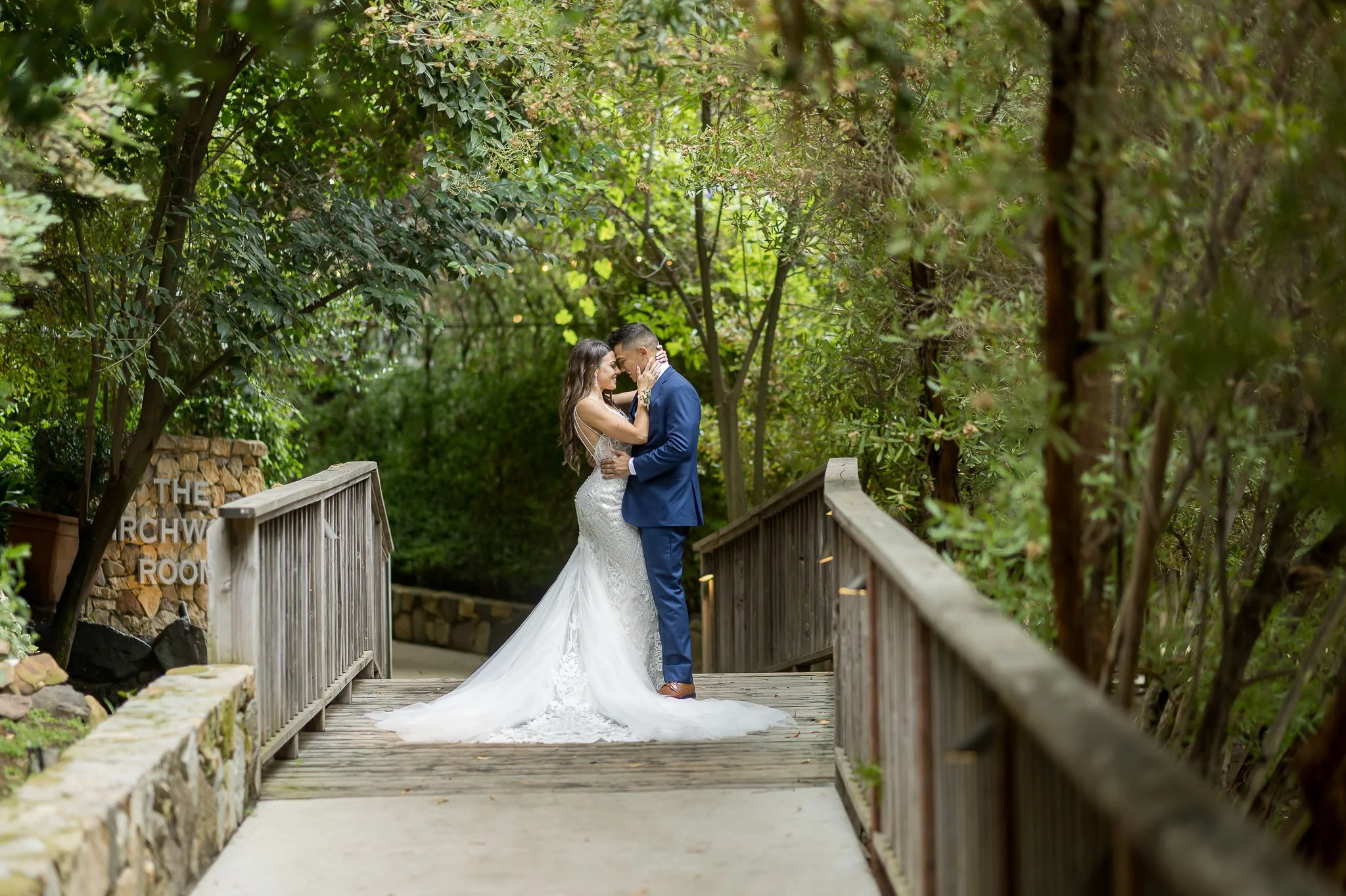 relaxed-natural-wedding-photos-camera-shy-couples-4.jpg