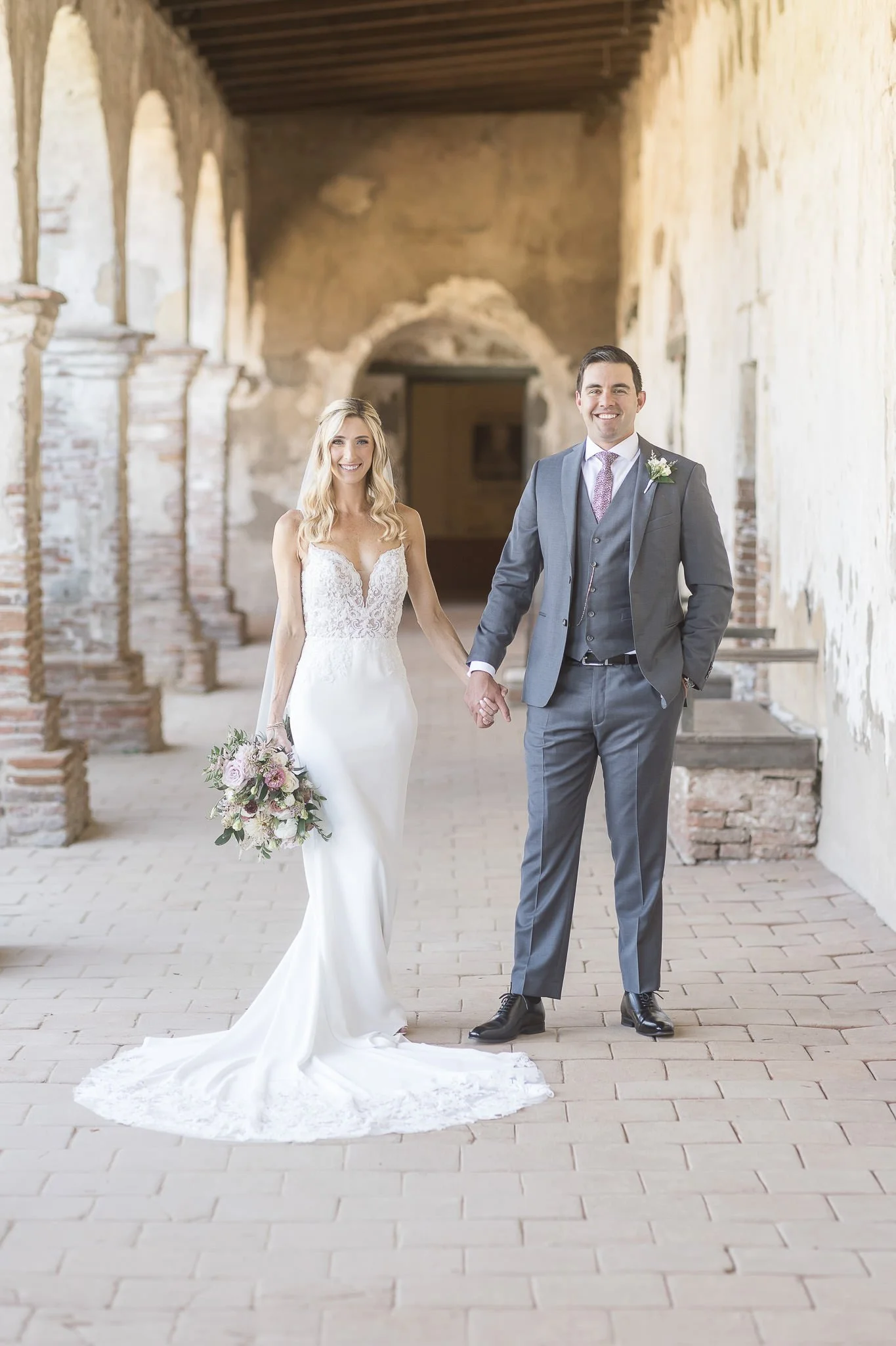 classica-hand-hold-wedding-pose-1.jpg