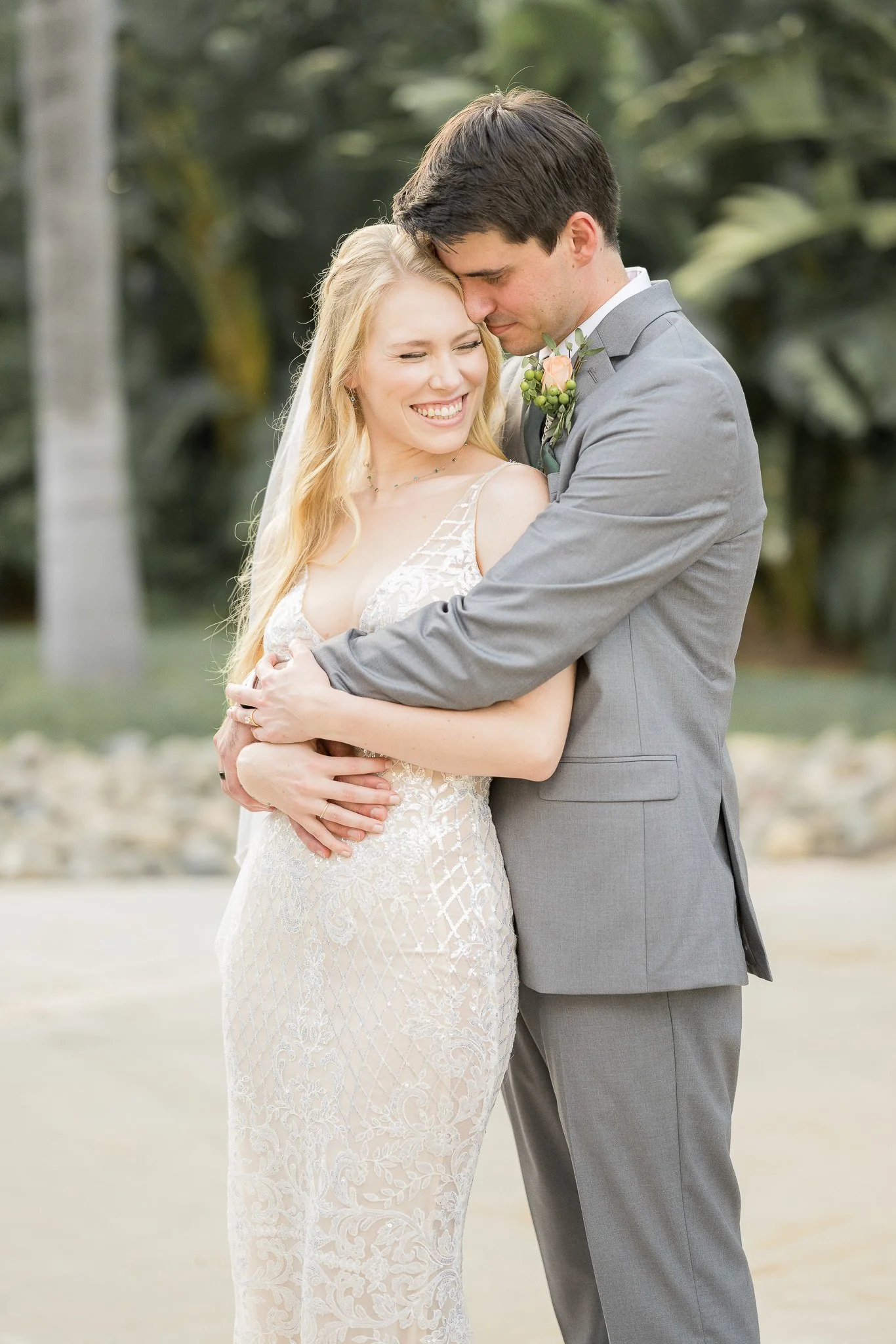 side-embrace-wedding-pose-1.jpg
