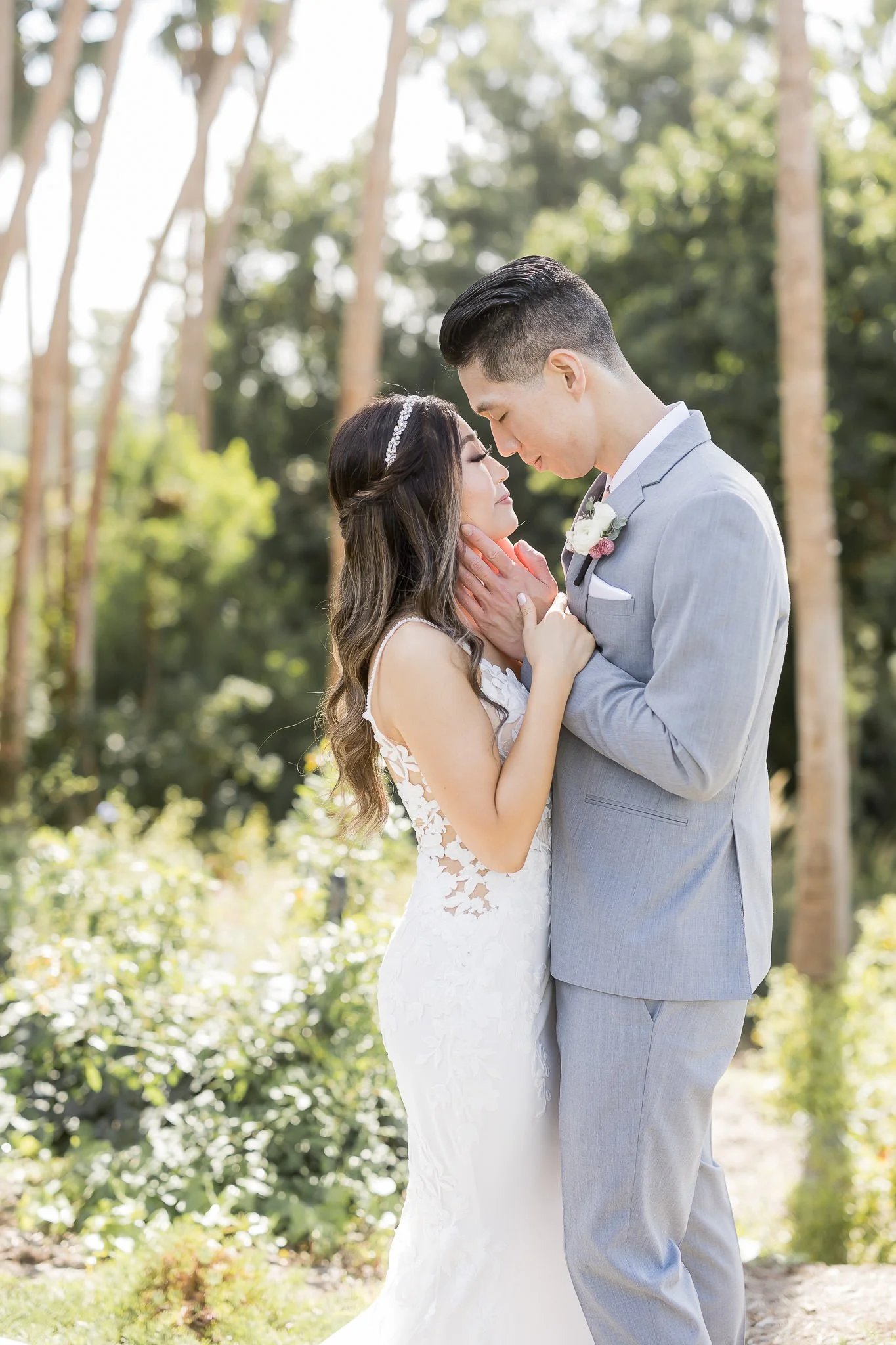 face-hold-wedding-pose-2.jpg