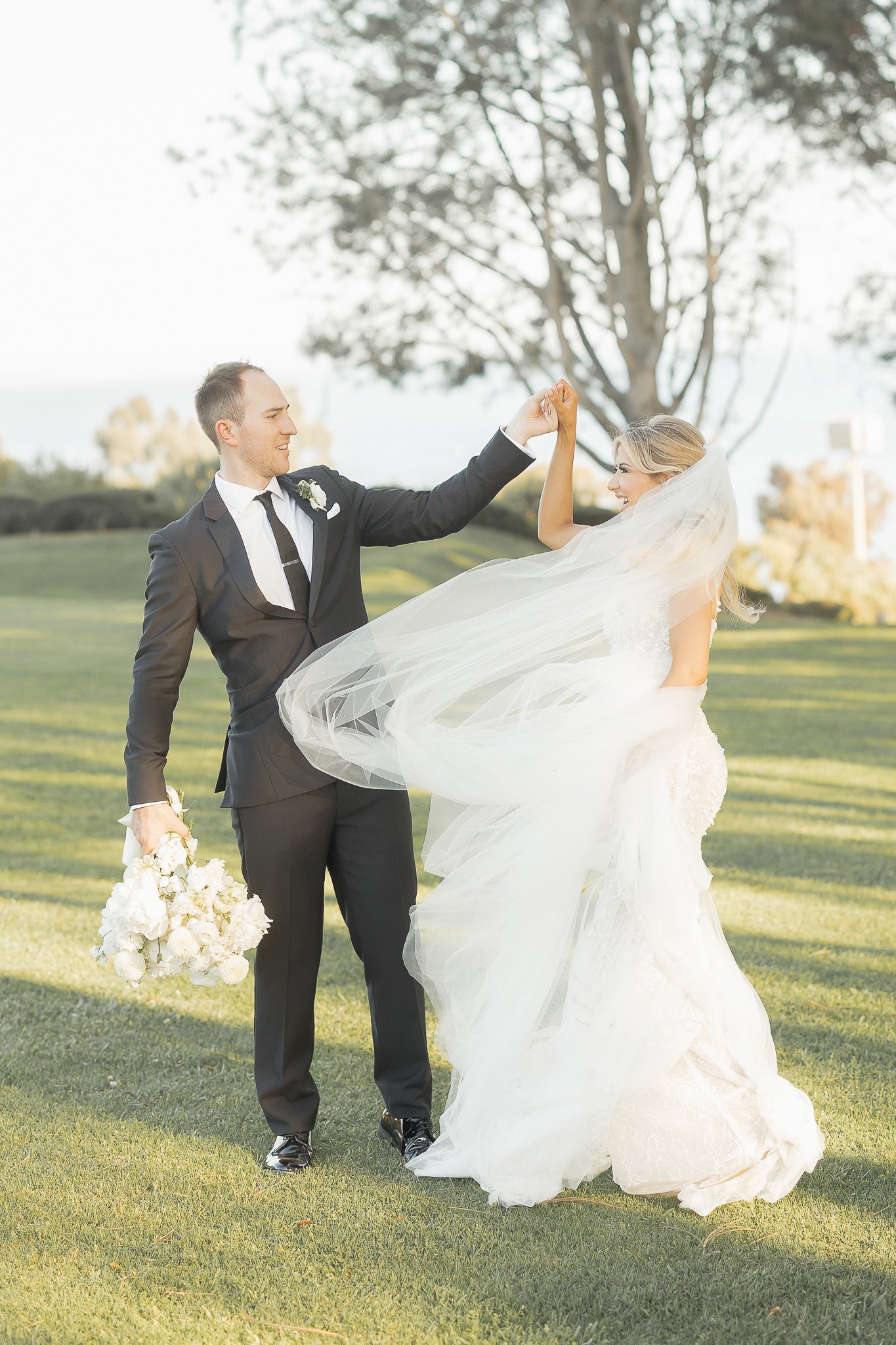spin-and-catch-pose-wedding-photo-2.jpg