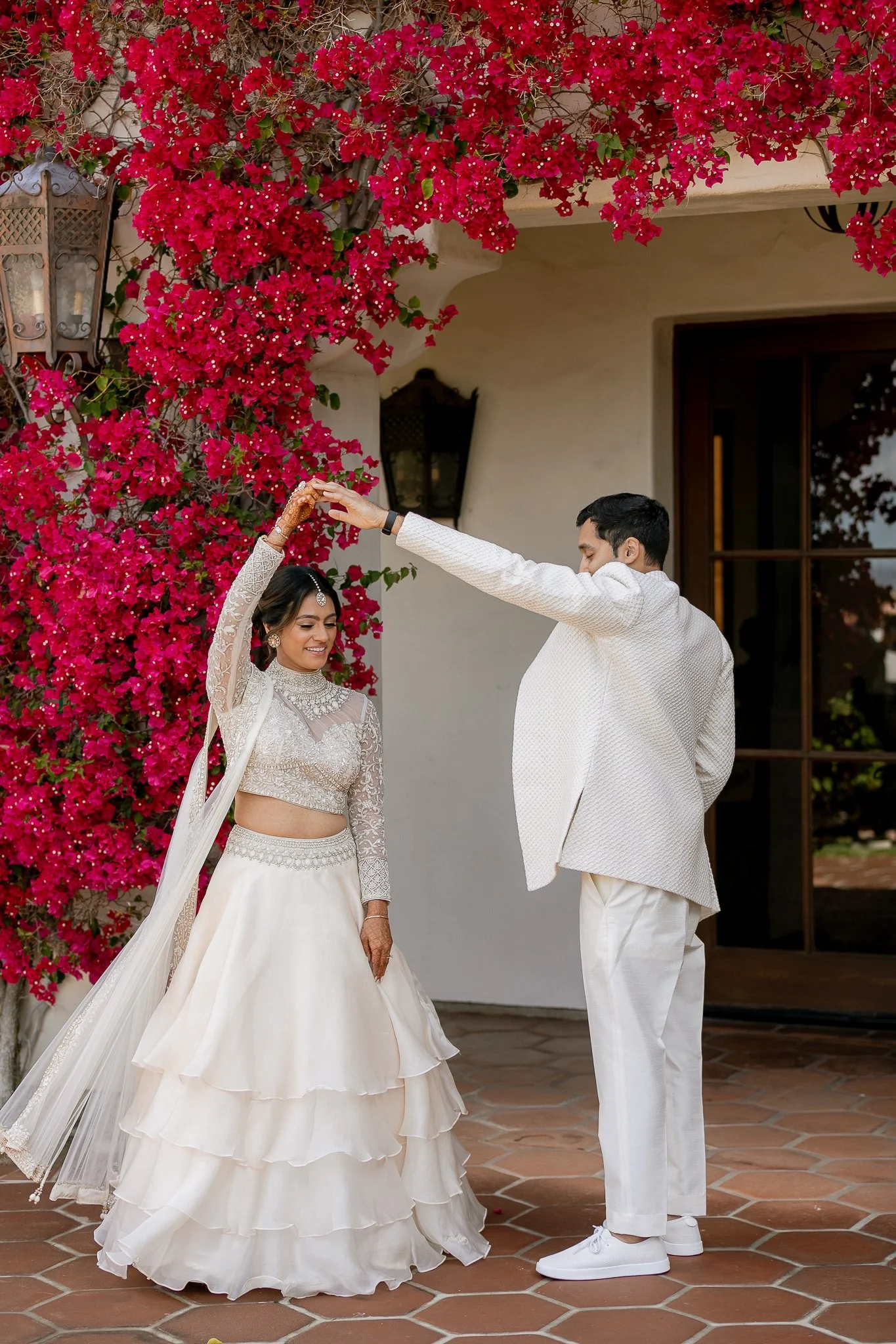 spin-and-catch-pose-wedding-photo-1.jpg