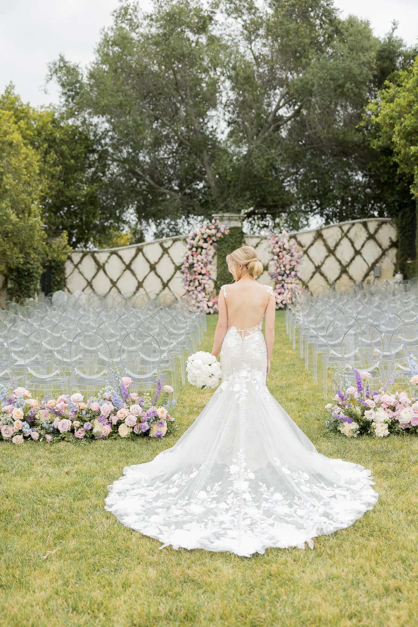 bride-holding-boquet-wedding-pose-4.jpg