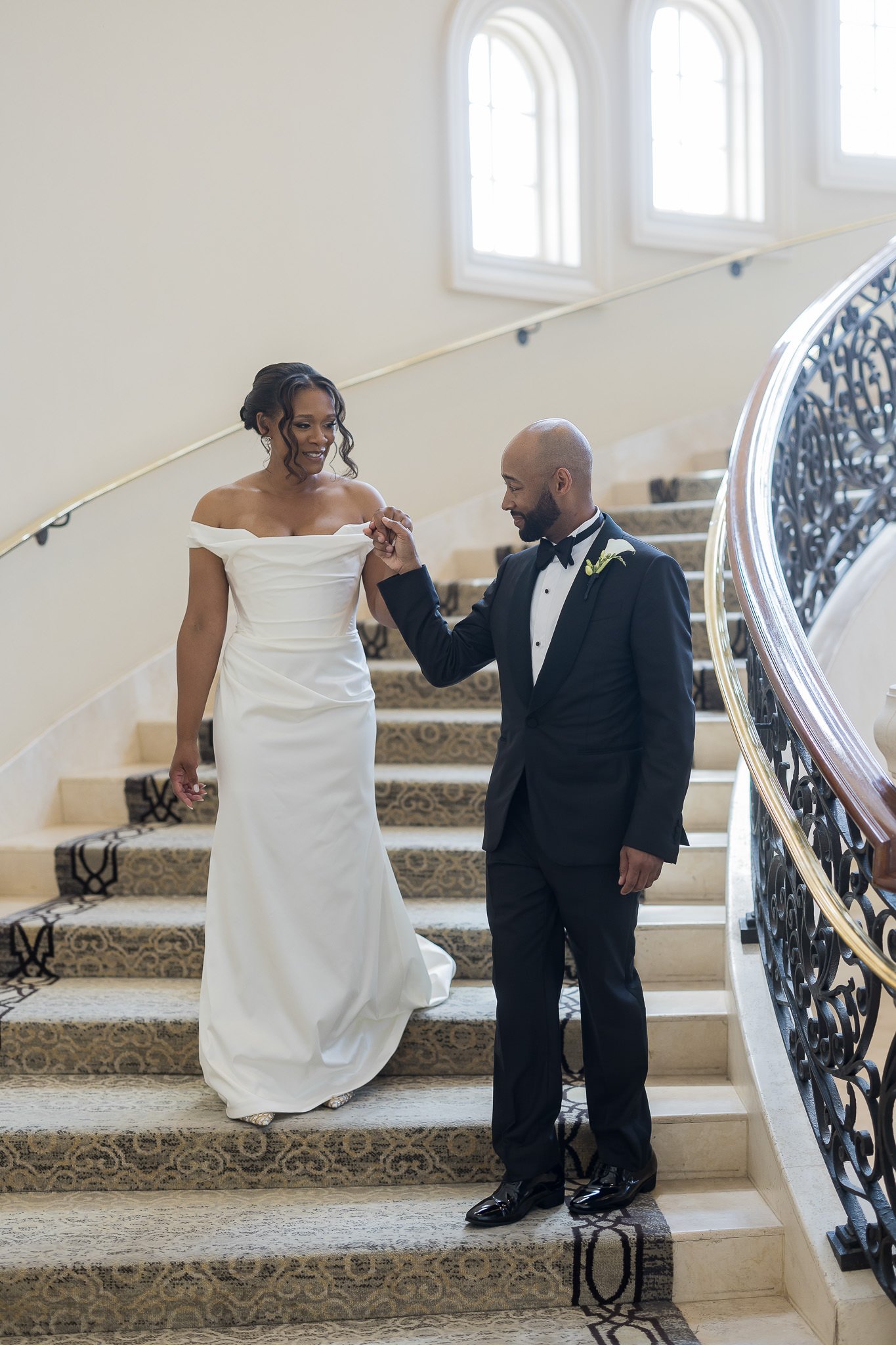 height-difference-wedding-poses-3.jpg