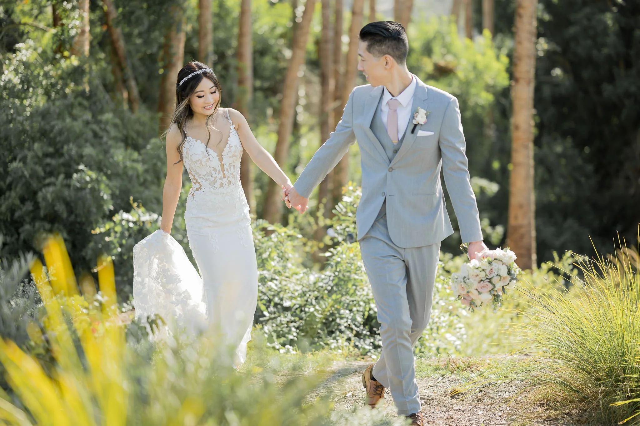 height-difference-wedding-poses-4.jpg