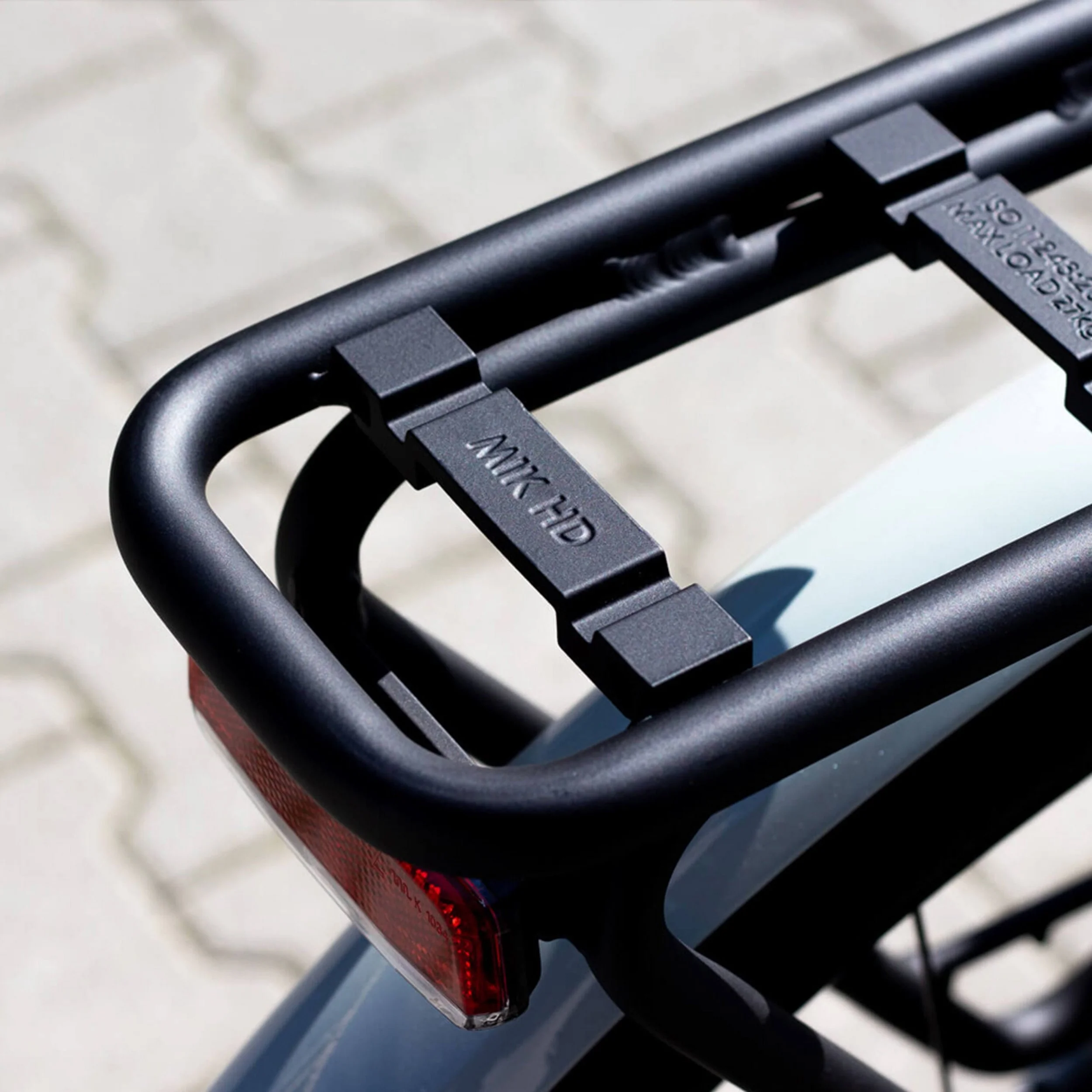 forwards-electric-southampton-amflow-tl-carbon-passenger-guide-urban-iki-rear-seat-ta-ke-mik-hd-bincho-black-003.jpg