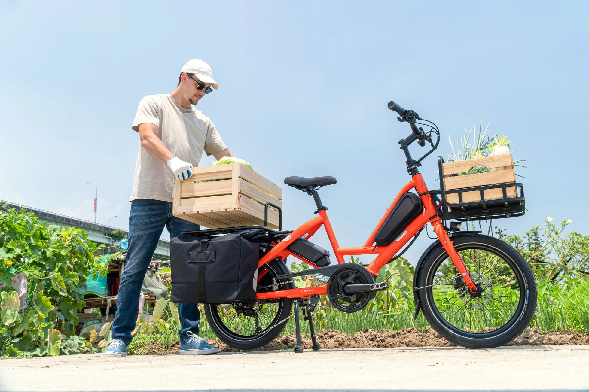 forwards-electric-southampton-tern-quick-haul-TN-QuickHaul-Farm-LIFESTYLE-1.jpg - Tern-web.jpg