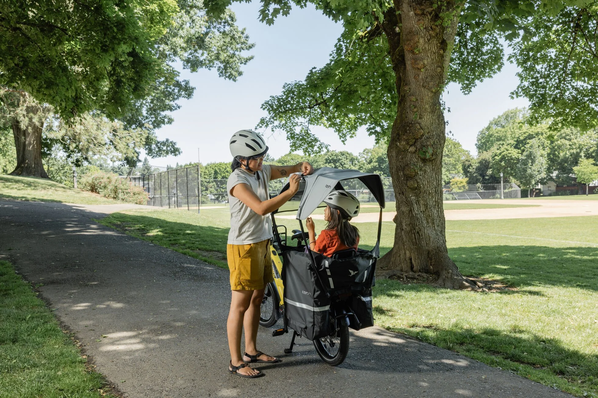 forwards-electric-cargo-bike-southampton-tern-hsd-gen-3-lifestyle-006.jpg