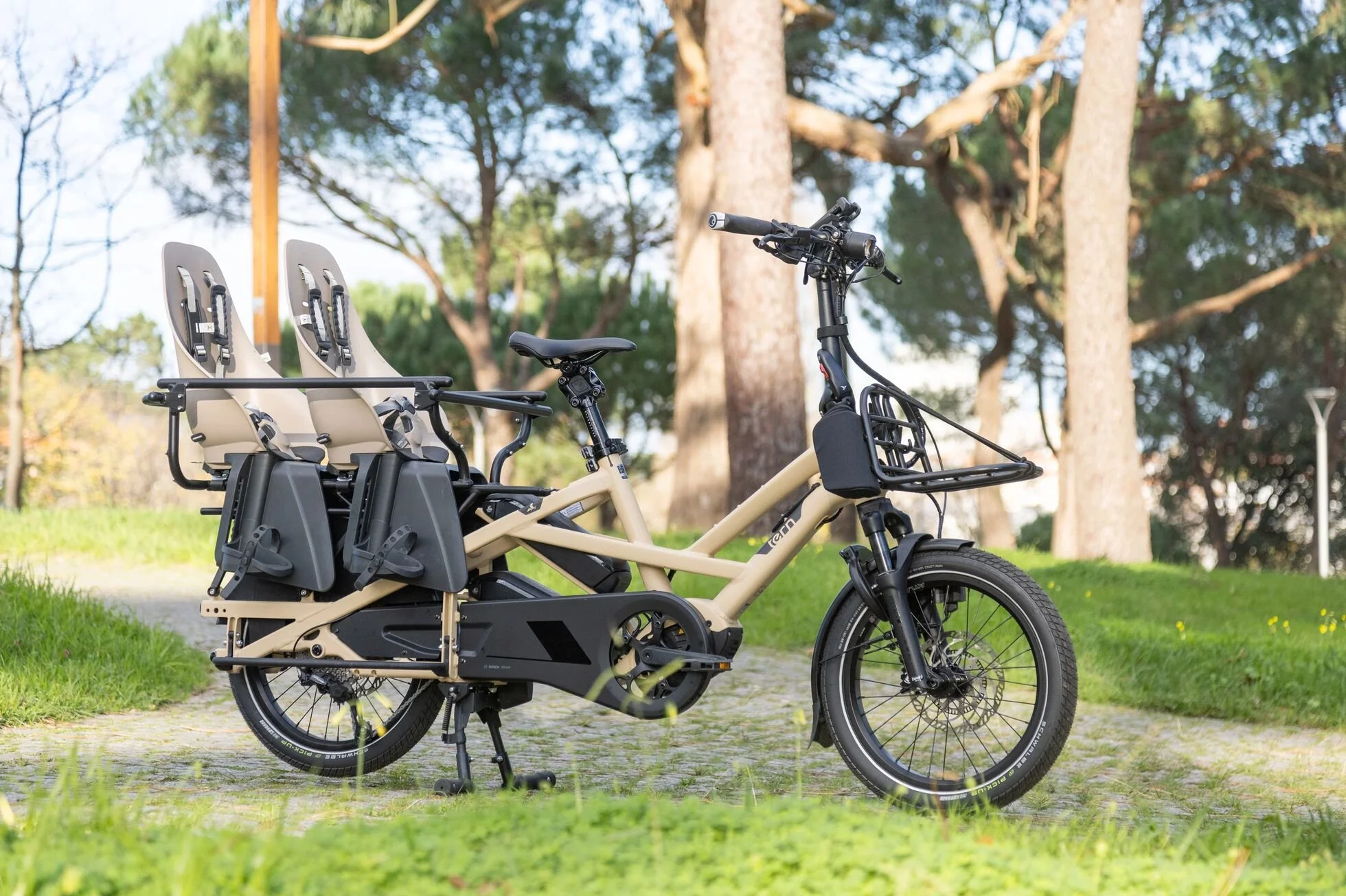 forwards-electric-cargo-bike-southampton-tern-gsd-gen-3-family-lifestyle-003.jpg