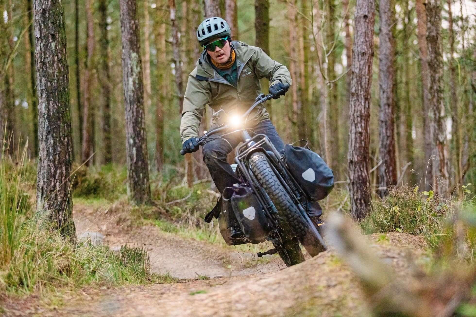 forwards-electric-southampton-tern-orox-adventure-cargo-bike-TN-Orox-LIFESTYLE-fishing-6.jpg