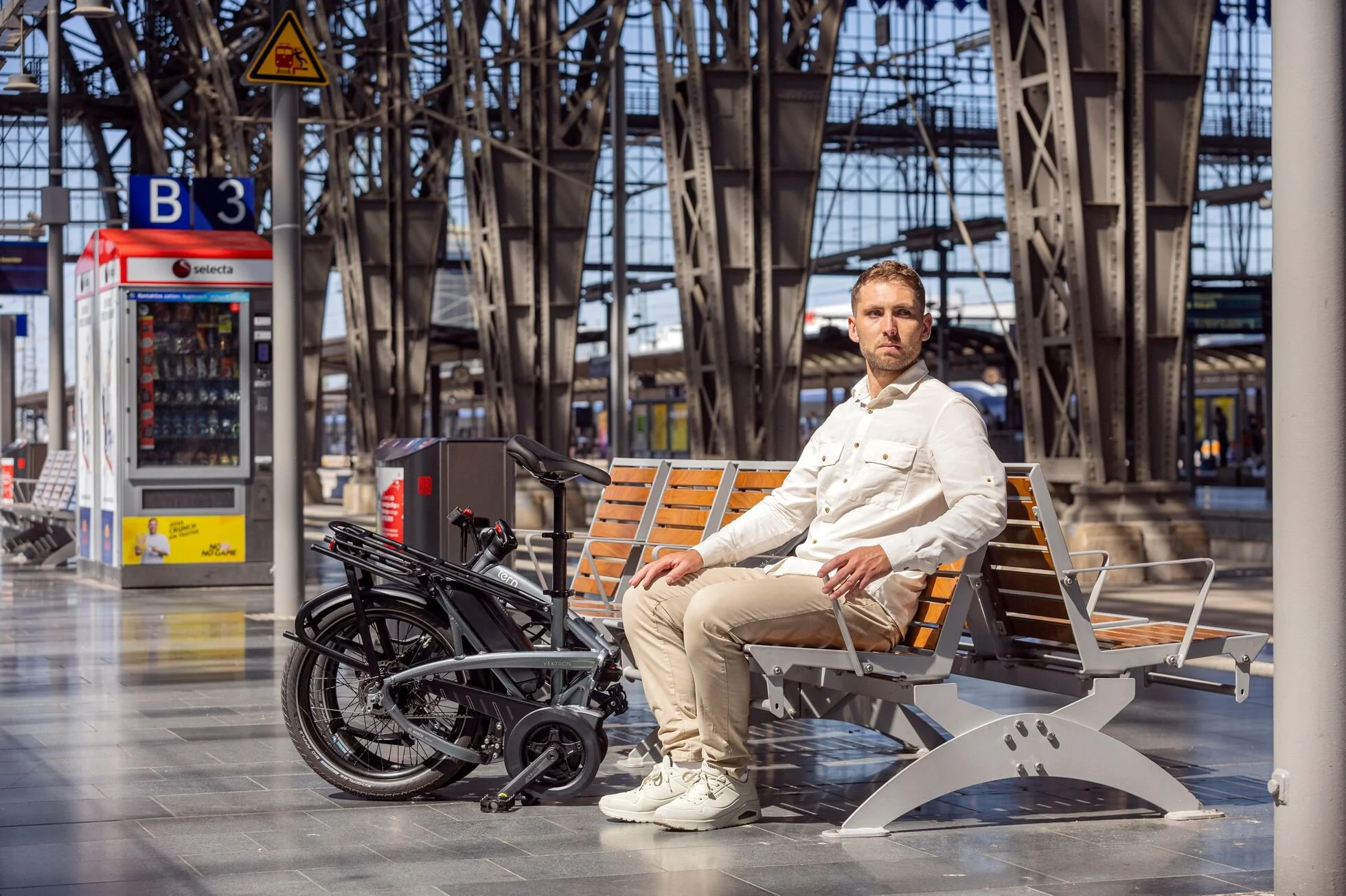forwards-electric-southampton-tern-vektron-gen-4-folding-electric-bike-25-TN-photo-Vektron_G4-lifestyle-train-5384 - Tern-web.jpg