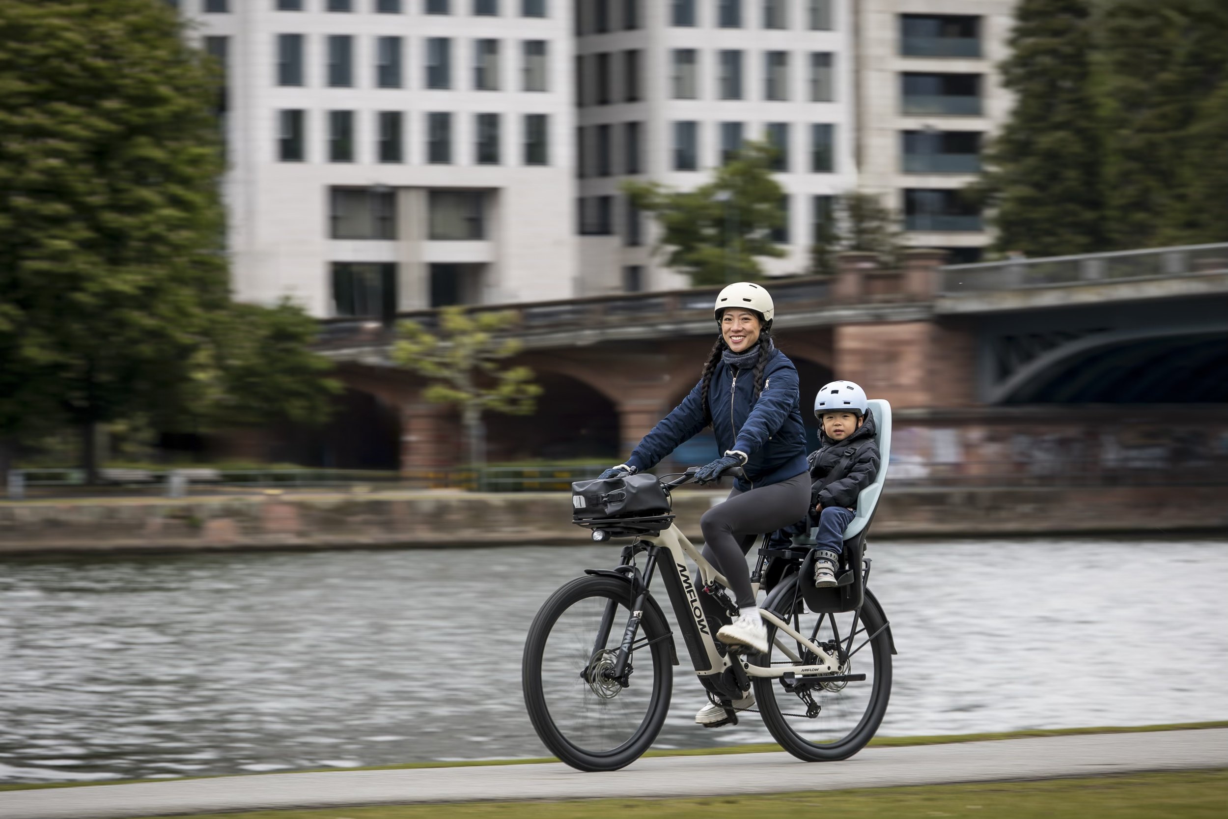 forwards-electric-southampton-amflow-tl-carbon--child-safety-seats-2-compressed.jpeg