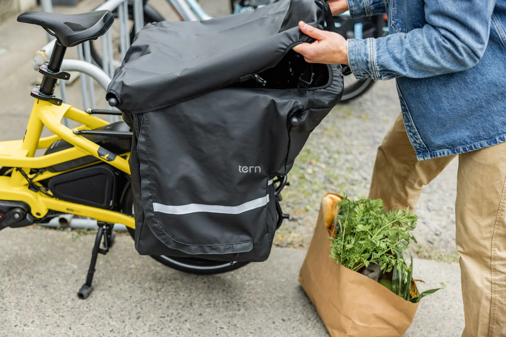 forwards-electric-cargo-bike-southampton-tern-hsd-gen-3-lifestyle-002.jpg
