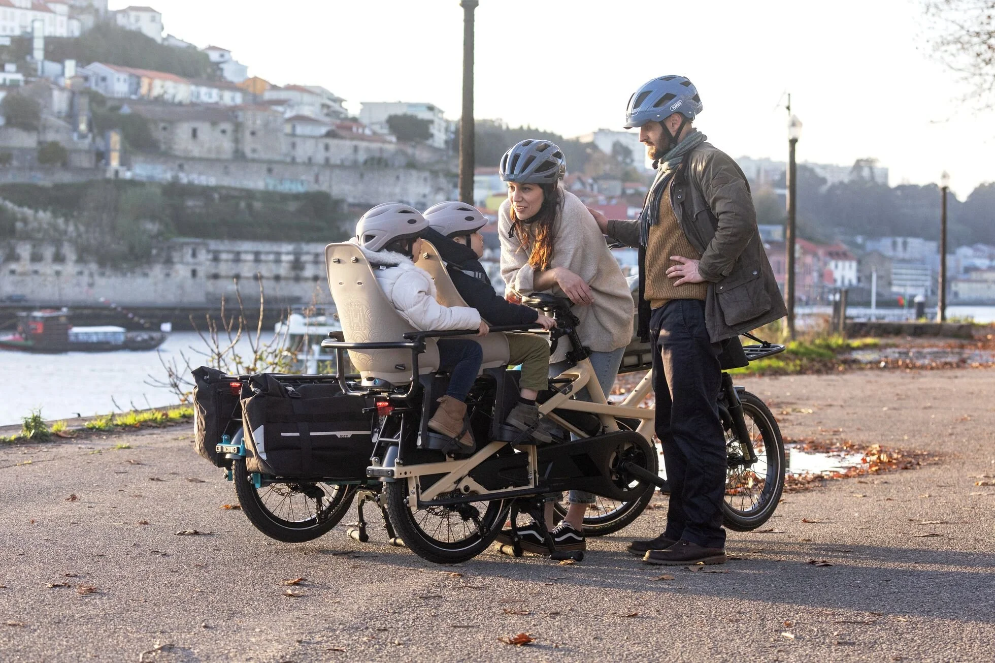 forwards-electric-cargo-bike-southampton-tern-gsd-gen-3-family-lifestyle-008.jpg