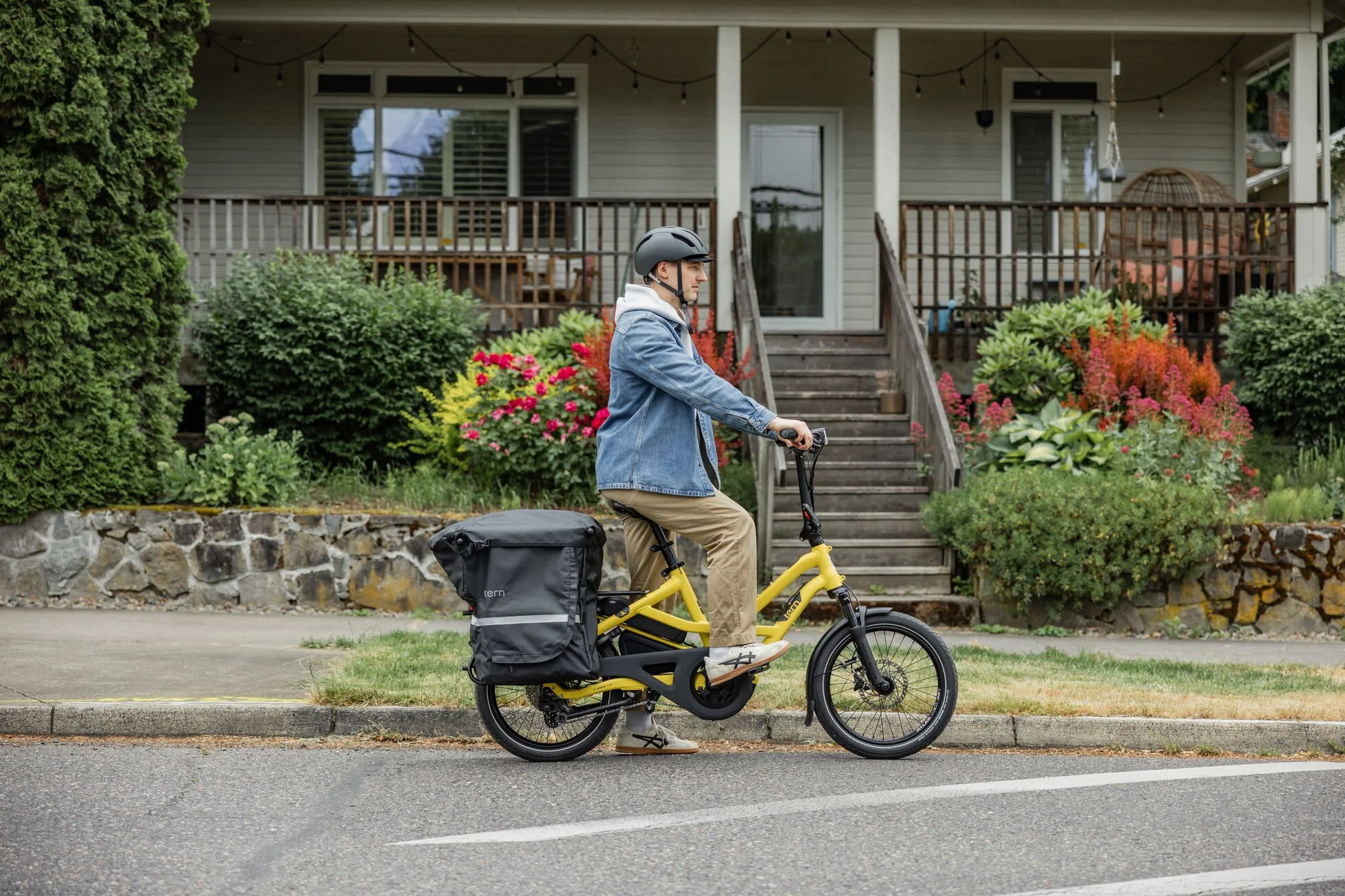 forwards-electric-cargo-bike-southampton-tern-hsd-gen-3-lifestyle-003.jpg