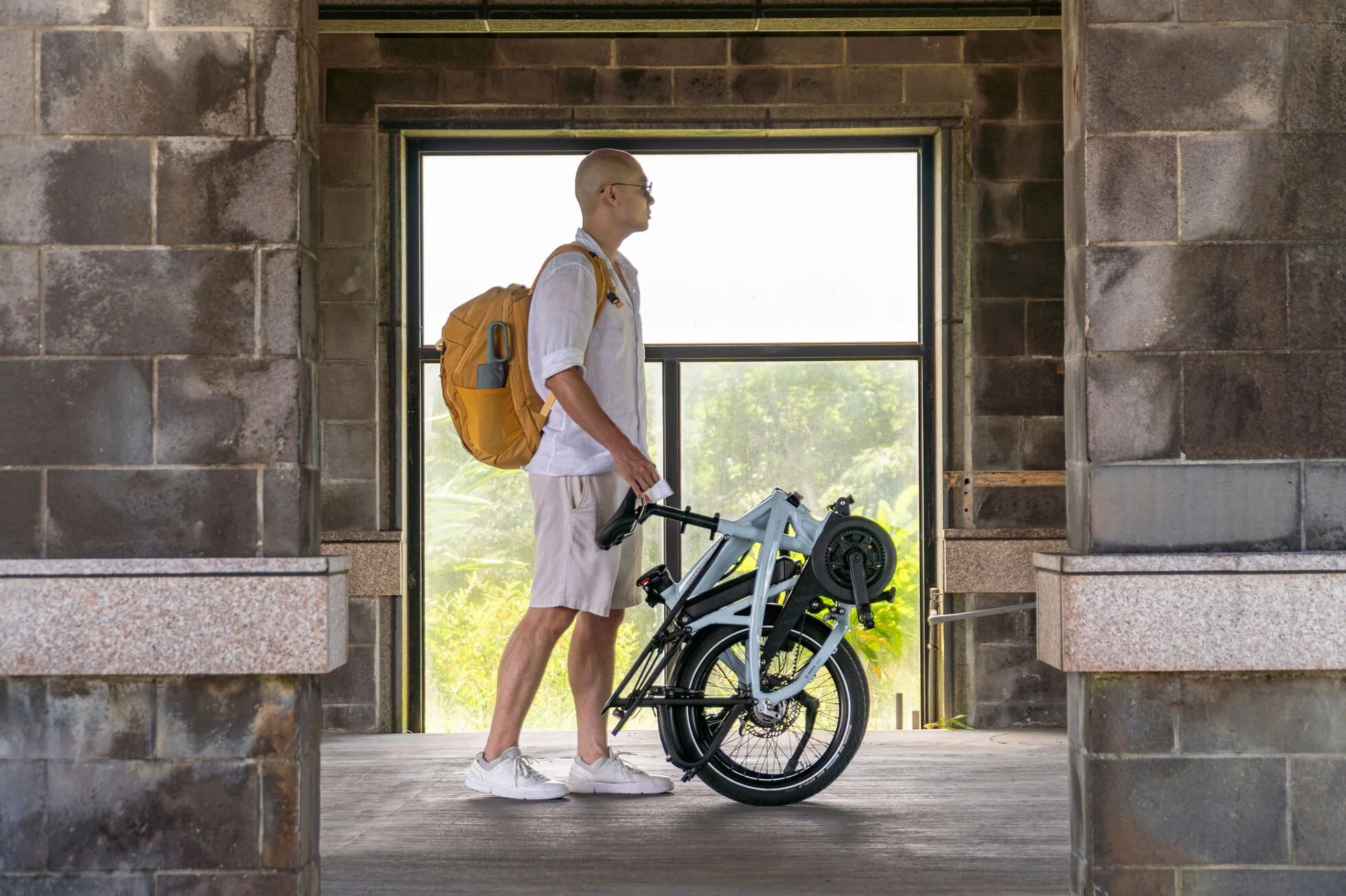 forwards-electric-southampton-tern-vektron-gen-4-folding-electric-bike-25-TN-photo-Vektron_G4-lifestyle-Ilan-DSC02797 - Tern-web.jpg