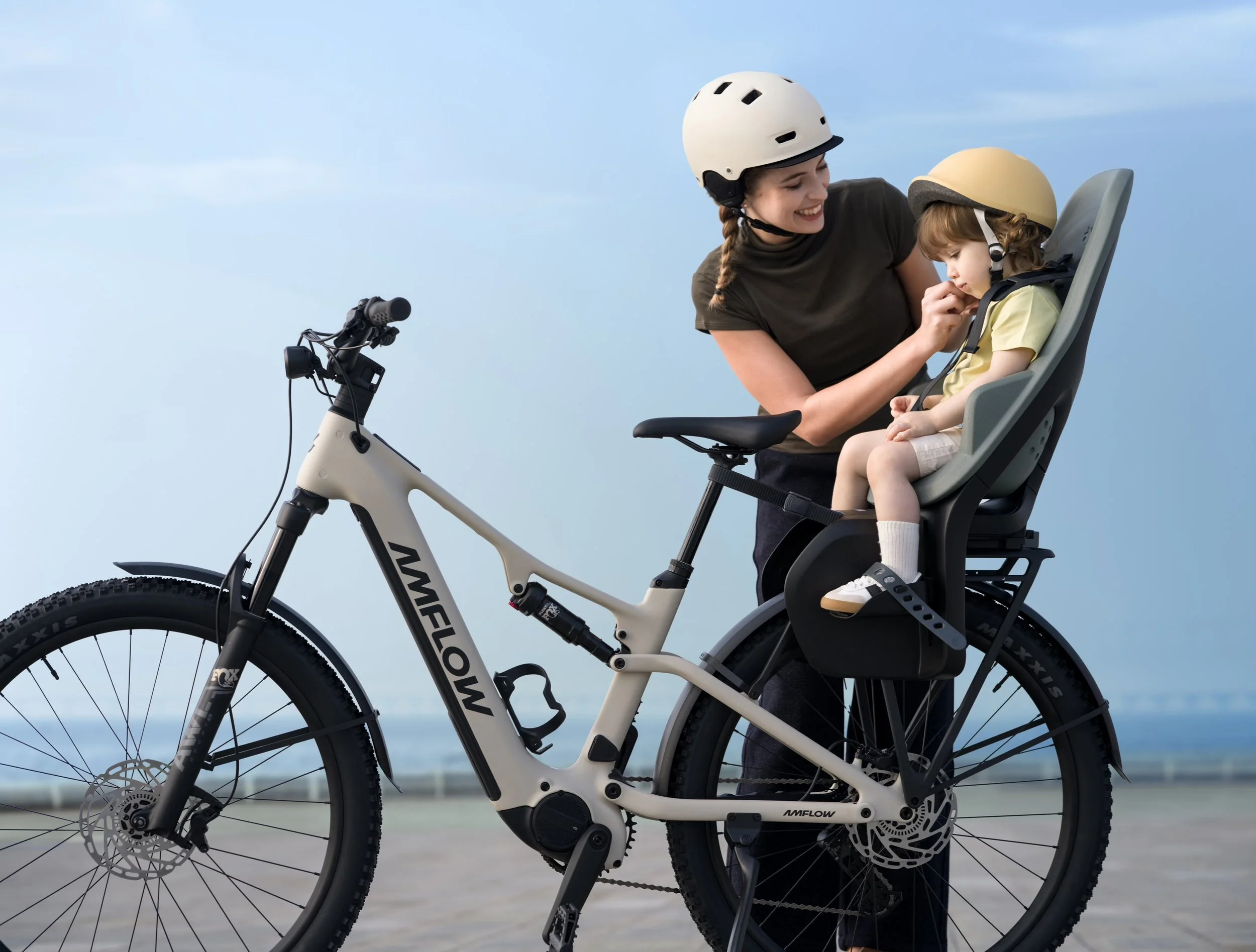 forwards-electric-southampton-amflow-tl-carbon-child-safety-seats-compressed.jpeg