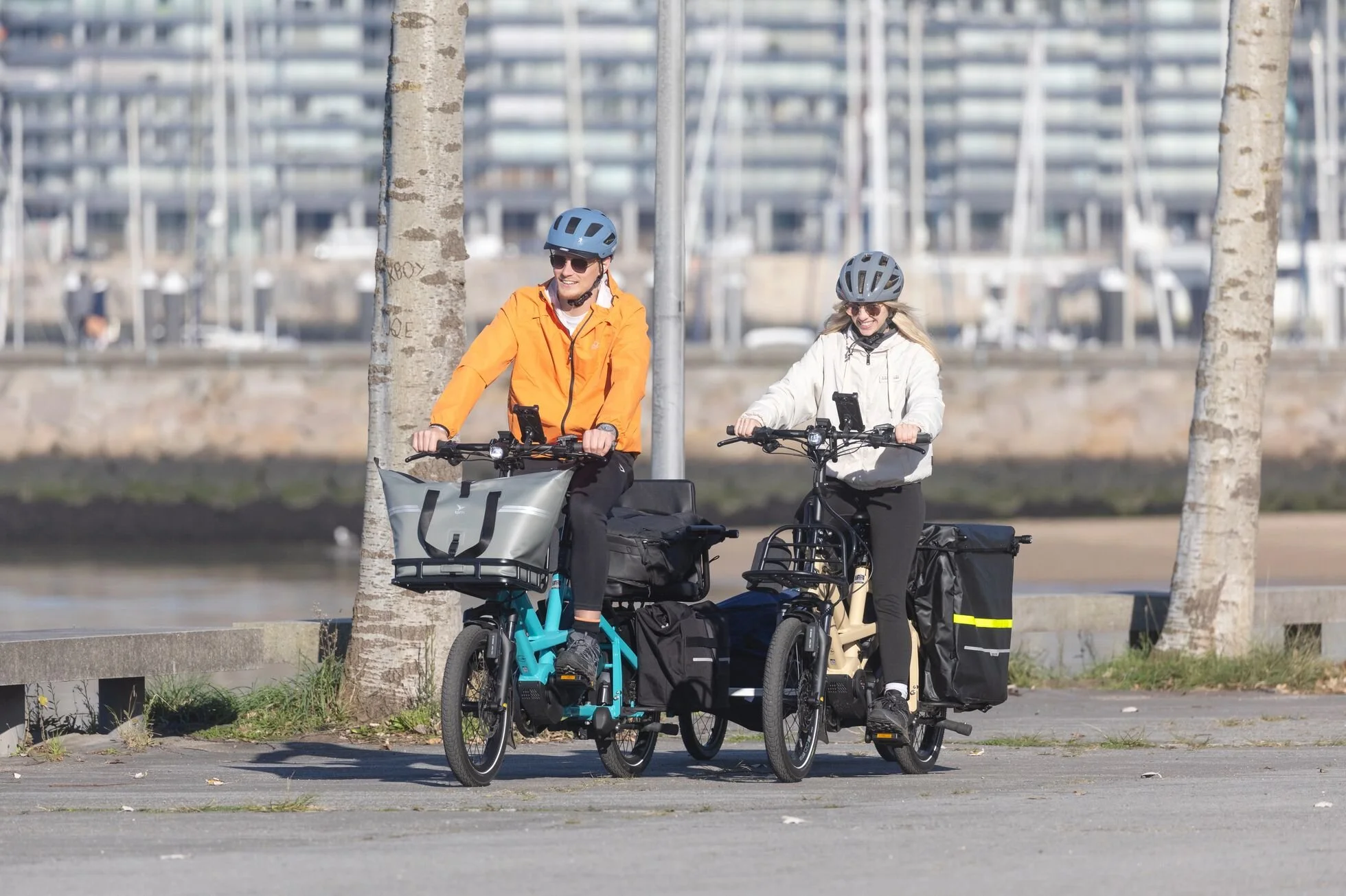 forwards-electric-cargo-bike-southampton-tern-gsd-gen-3-family-lifestyle-006.jpg