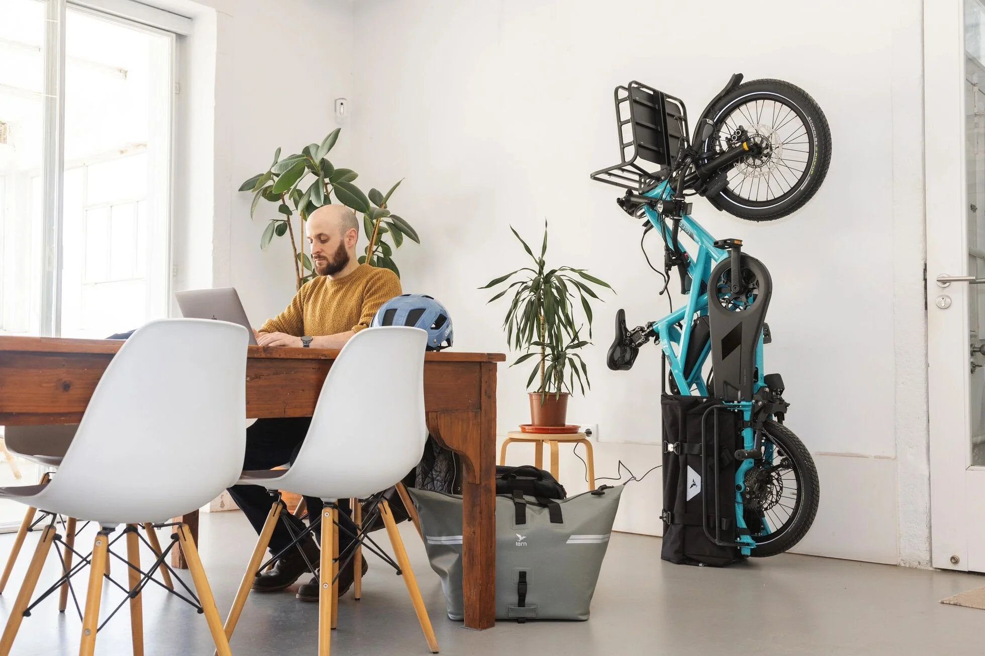 forwards-electric-cargo-bike-southampton-tern-gsd-gen-3-family-lifestyle-007.jpg