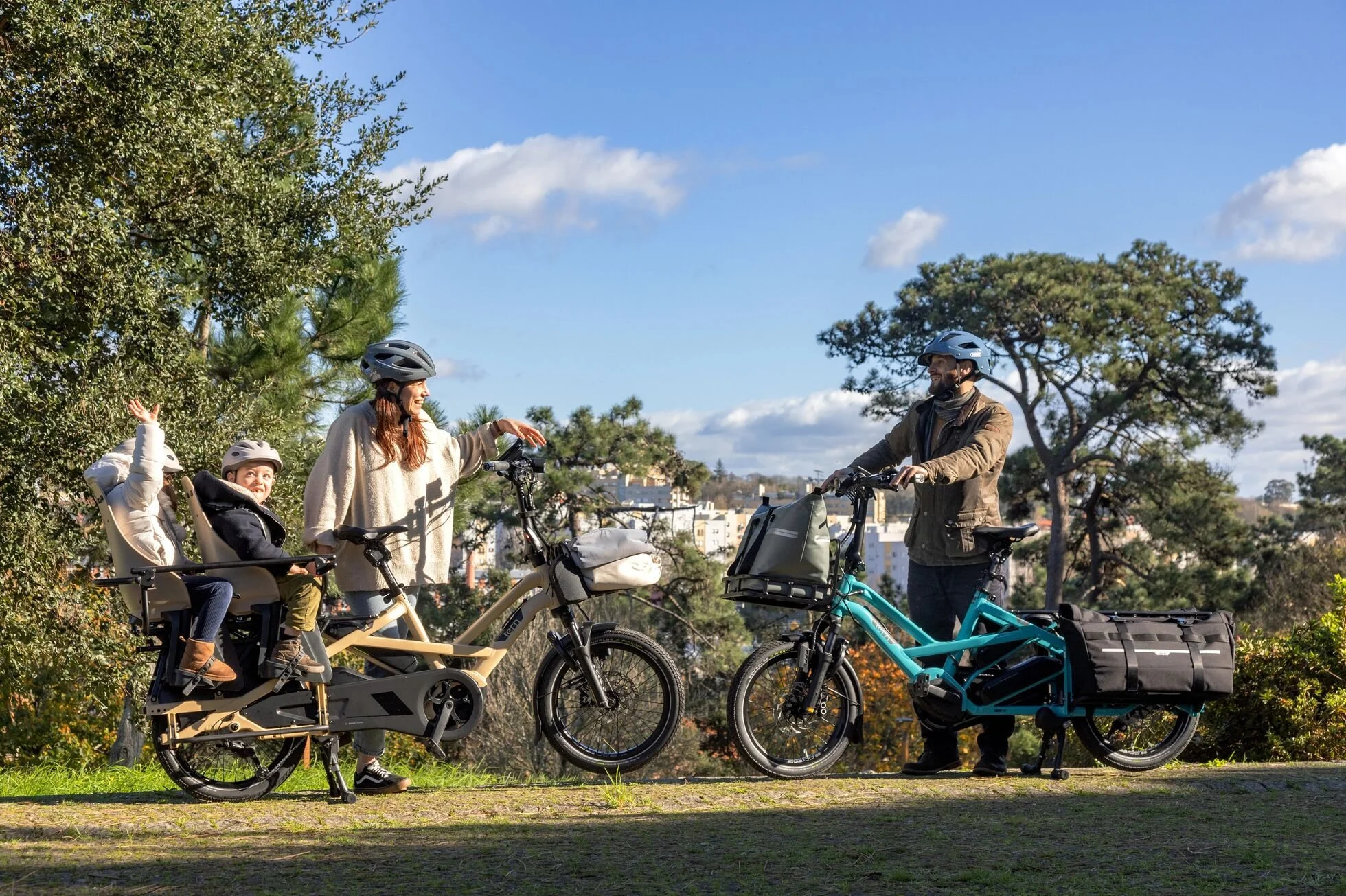 forwards-electric-cargo-bike-southampton-tern-gsd-gen-3-family-lifestyle-010.jpg
