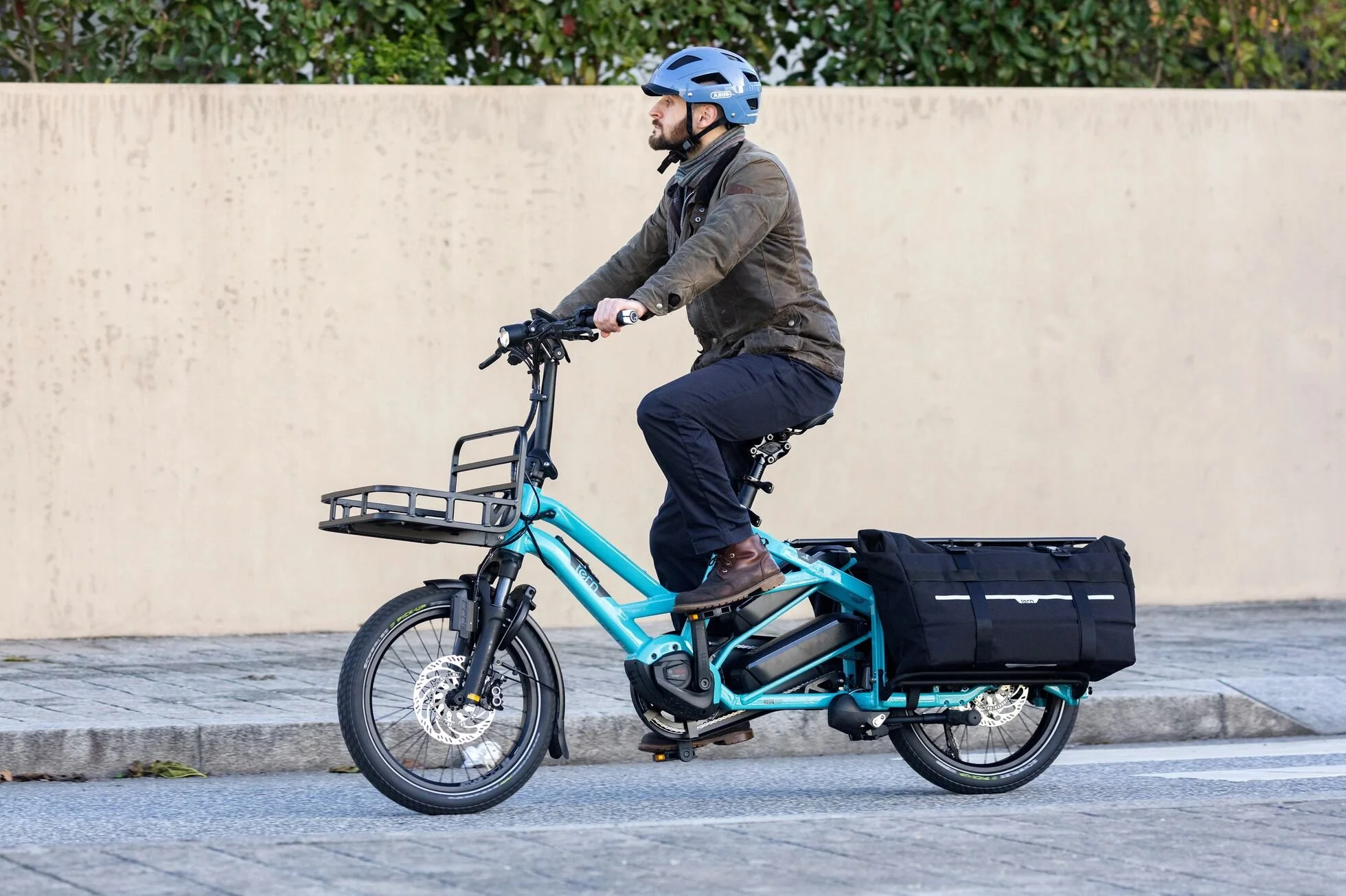 forwards-electric-cargo-bike-southampton-tern-gsd-gen-3-family-lifestyle-009.jpg