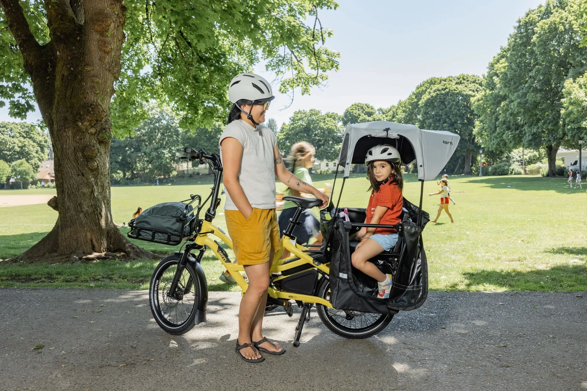 forwards-electric-cargo-bike-southampton-tern-hsd-gen-3-lifestyle-007.jpg