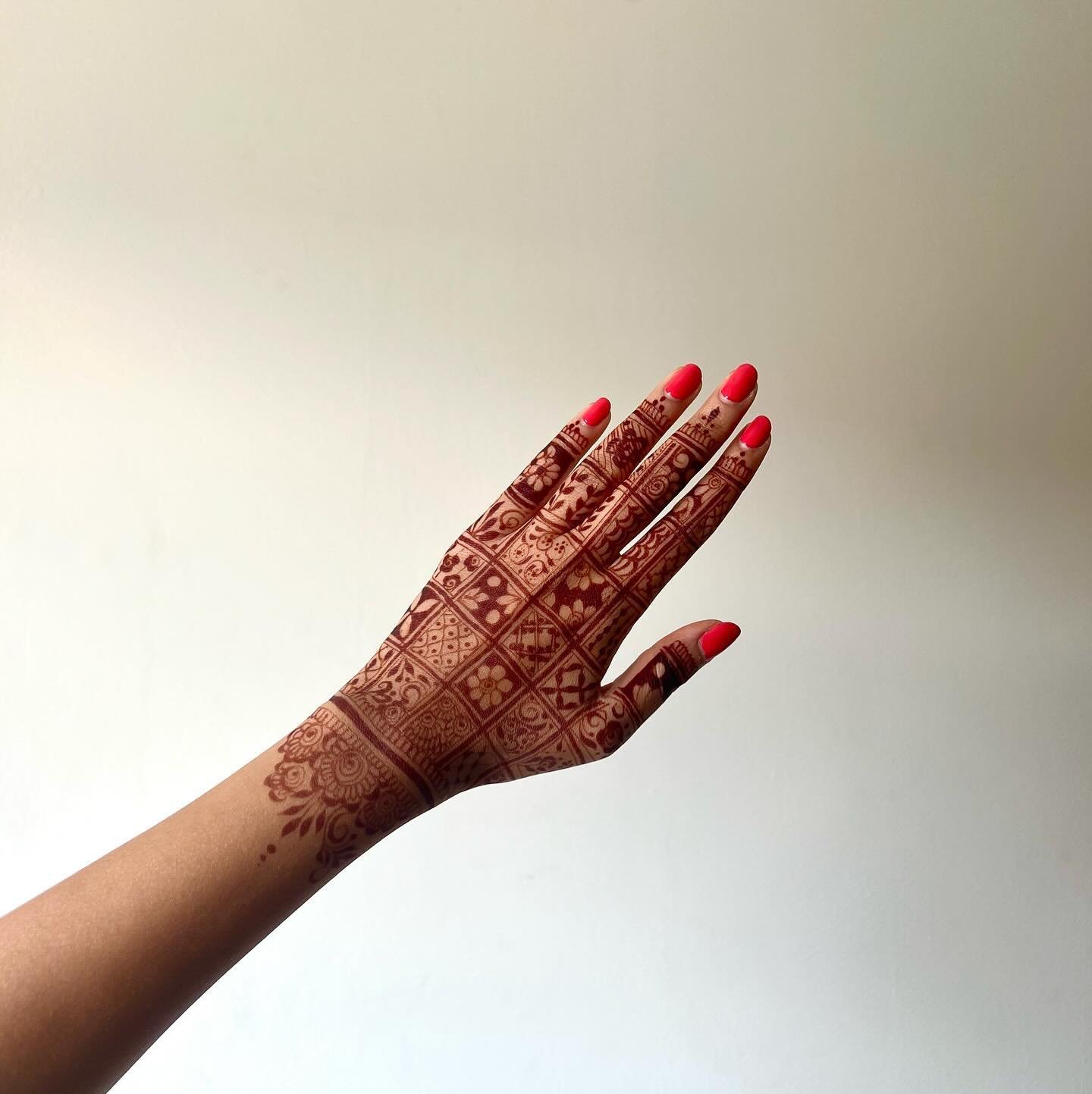 Prospect park picnic and henna session 🧺 I had been experimenting with this box idea for the last month and am finally happy with it

 #henna #mehndidesign #mehndiartist #mehndidesigns