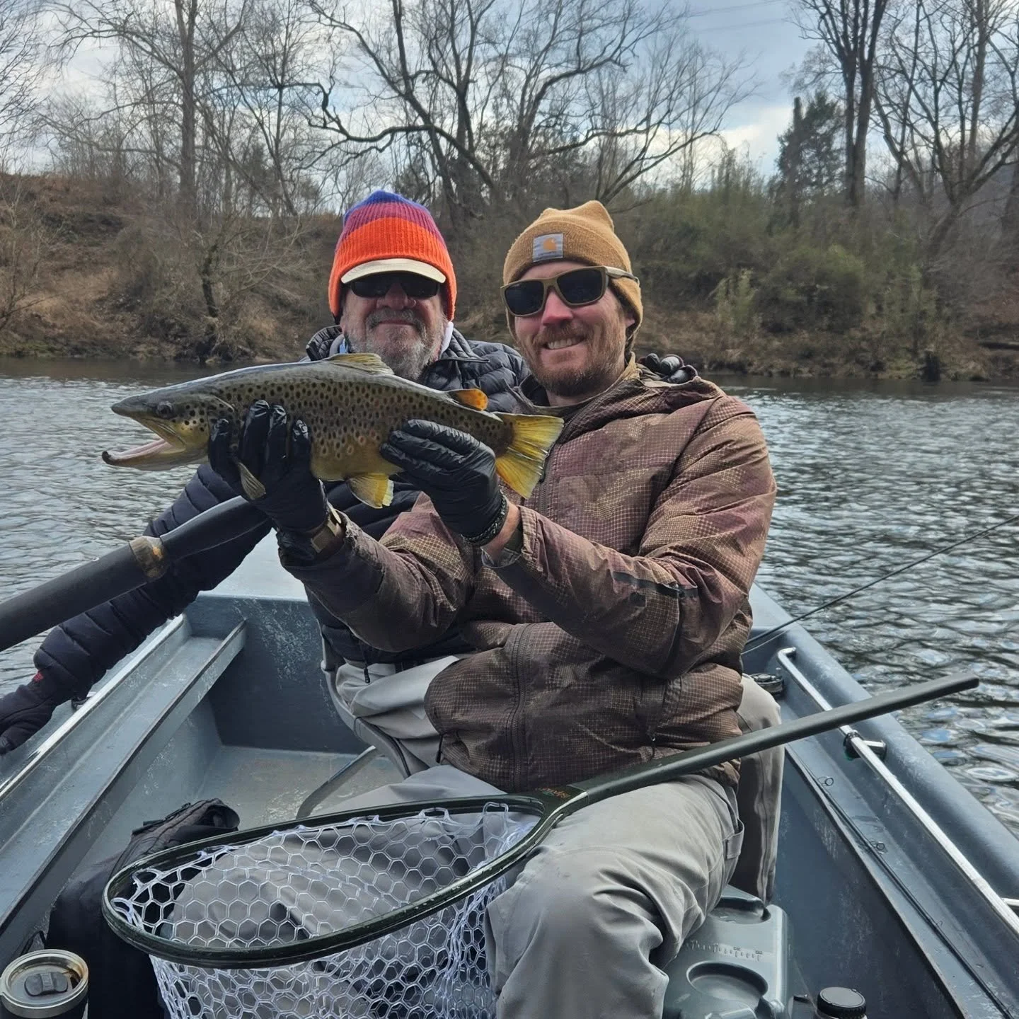 Tom with a dandy brown on a cold, blustery day! Fish are biting and the big ones are still around. I have few weekdays left in March and April. Let's go wet a line!

#flyfishing #middletennessee #nashville_tn #knoxville #uppercumberland

@orvisflyfis