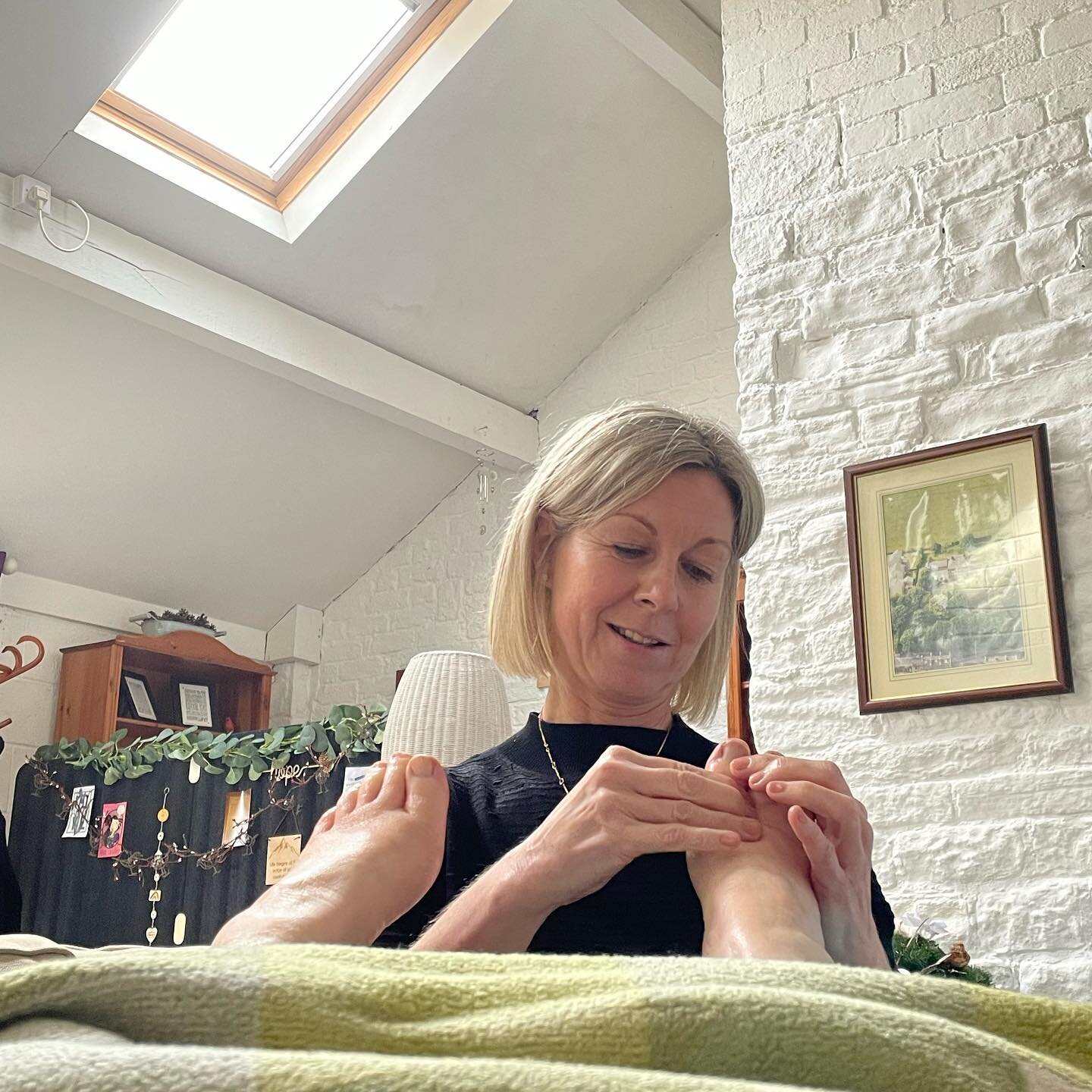 Oh happy day, reflexology treatment swaps 🤩 This is my lovely friend Julie @clinicalreflexologycalderdale who came to visit me at The Old Greenhouse Retreat today. We each gave each other a foot reflexology treatment, so I got to see what the room l