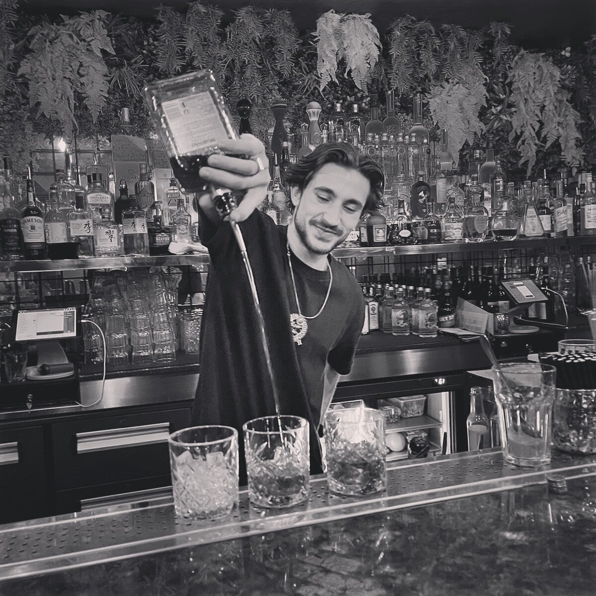 ✨ Behind the scenes ✨

On vous pr&eacute;sente D&eacute;m&eacute;, notre excellent barman ! Venez d&eacute;guster un bon petit cocktail au comptoir ; D&eacute;couverte gustative &amp; bonne humeur garantie ! 🤩

#bartender #chamonix #montblanc #epsyl