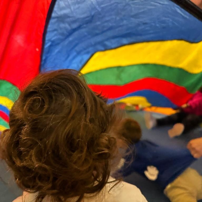 🌈 Let&rsquo;s &ldquo;parachute&rdquo; into a world of fun and laughter! 💫 Our Terrific Toddlers soared with excitement as they joined hands and danced under the colorful canopy of the parachute! 🎉 

#ParachuteFun #TeamworkMakesTheDreamWork #Playti