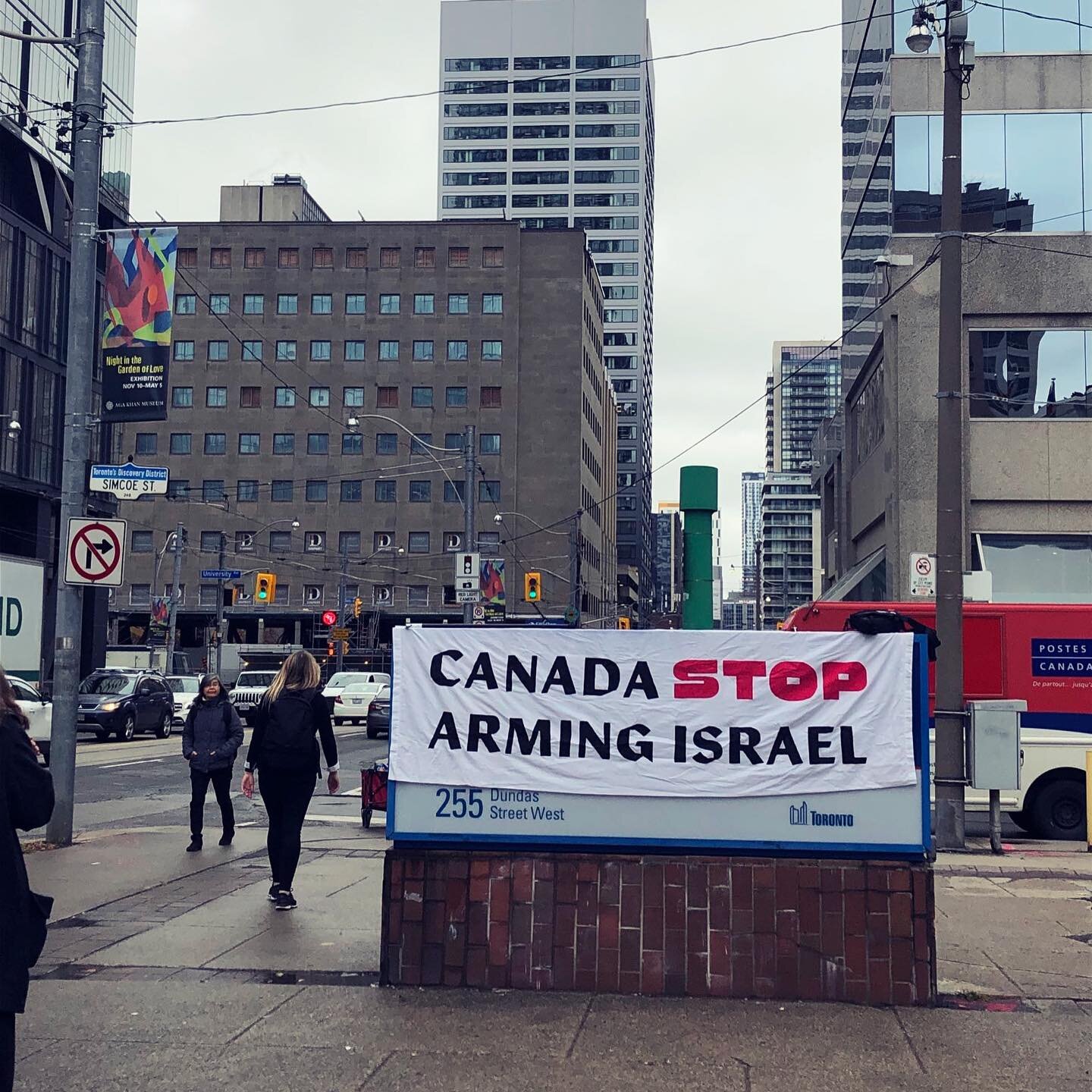 Folks are gathering now outside 52 division at Dundas and Simcoe to show support for those being criminalized for solidarity with Palestine! Show up!