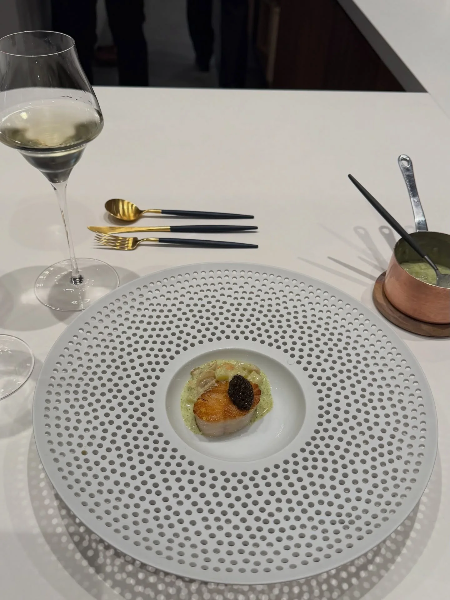 While the kids explored the parks, we explored something quieter&hellip;thoughtful kitchens, beautiful pacing, and the kind of dining that lingers long after the last bite. 

I don&rsquo;t go just to eat&hellip; I go to learn. 

#dinewithseandra #wom